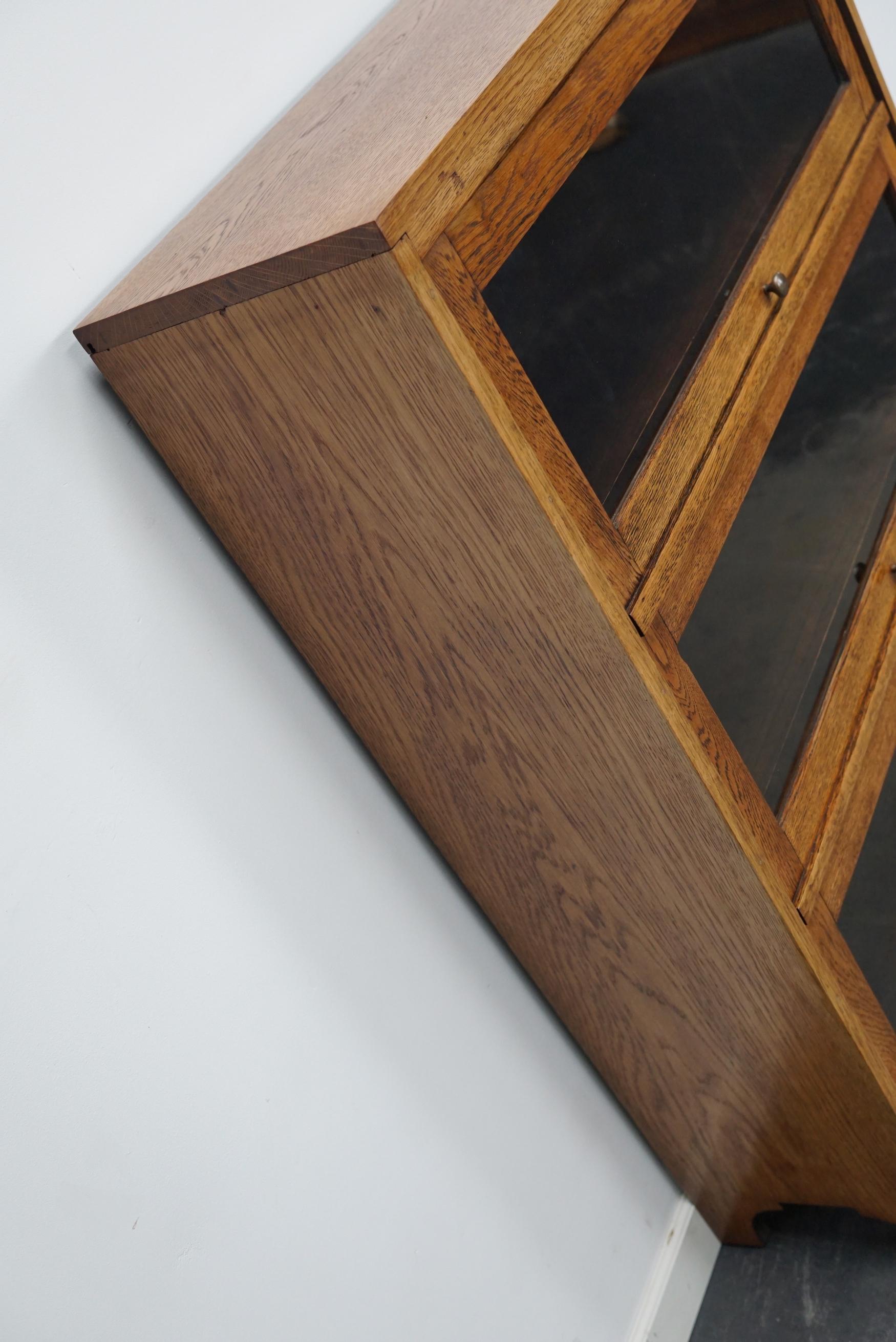 German Oak Bookcase with Folding Doors in Style of Globe Wernicke, ca 1930s For Sale 10