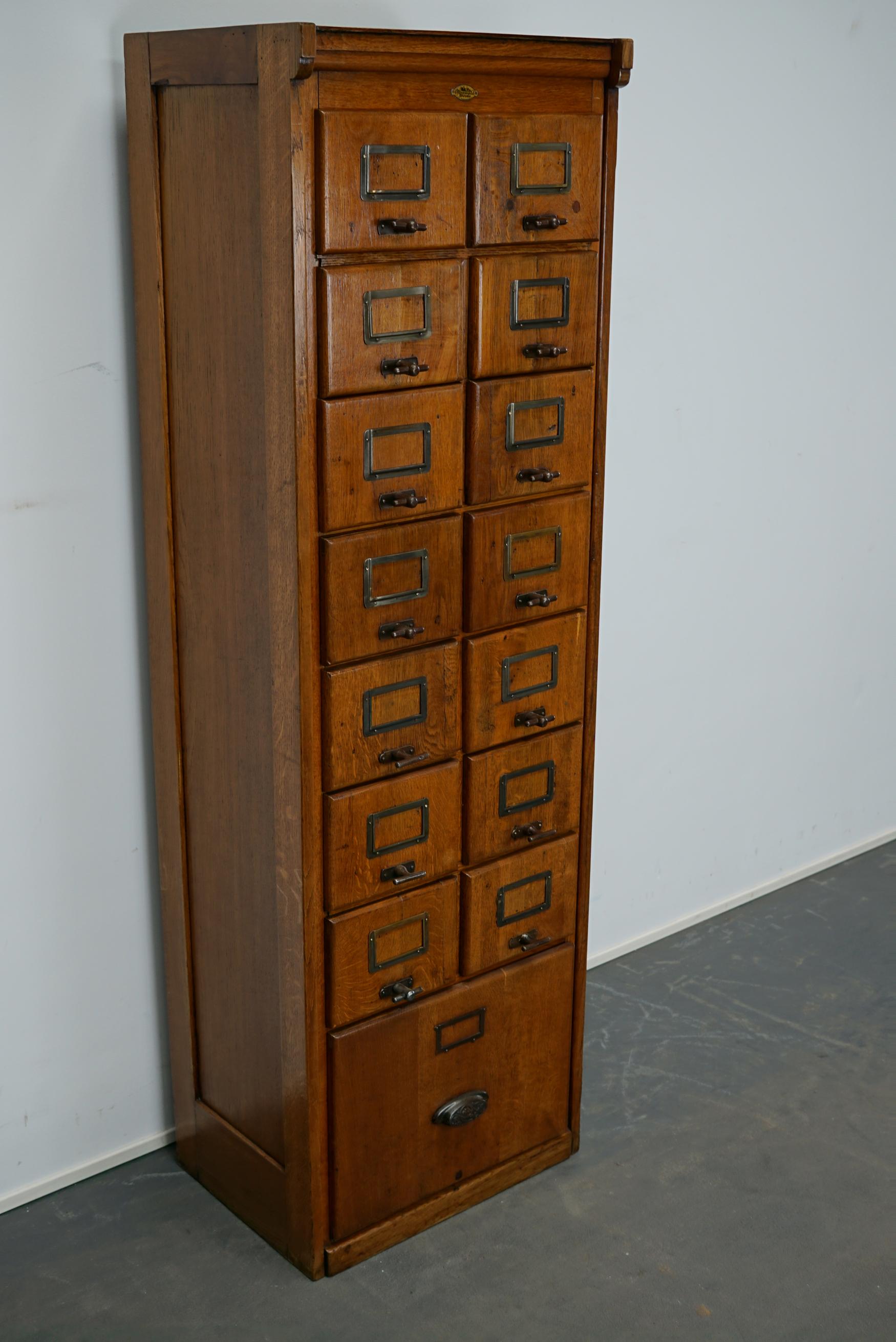 Ce classeur a été produit dans les années 1950 en Allemagne. L'armoire comporte 15 tiroirs avec de jolis porte-cartes et tirettes. Les dimensions intérieures des tiroirs sont : D W H 29 x 16 x 11,5 cm et le grand 29 x 33 x 11 cm.