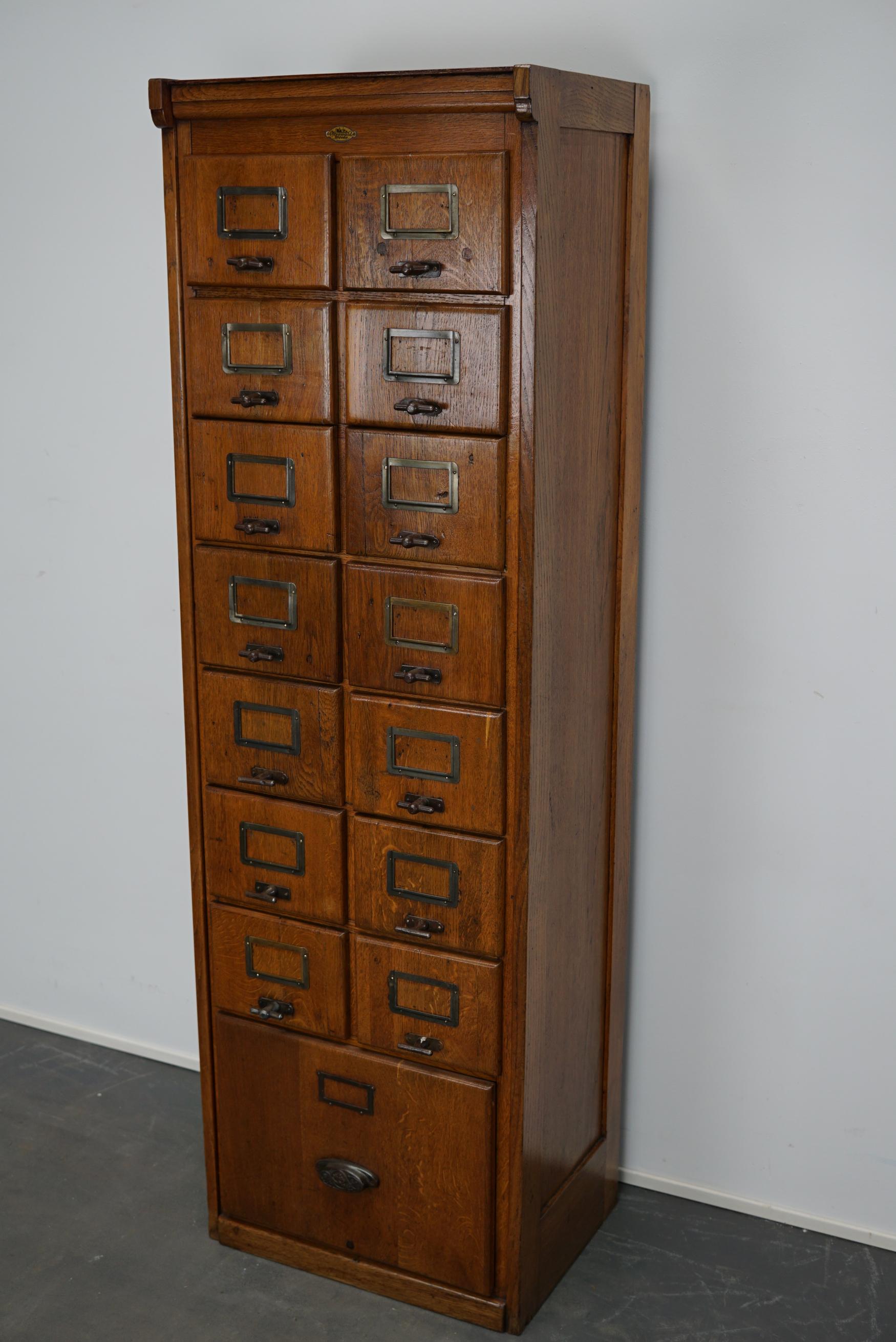 German Oak Filing Cabinet / Bank of Drawers, circa 1950s In Good Condition For Sale In Nijmegen, NL