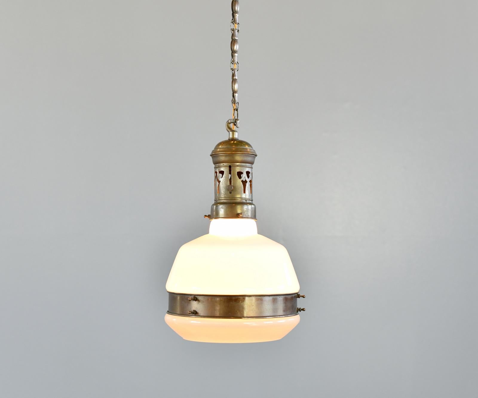 Lampada a sospensione opalina tedesca del 1910 circa in vendita 4