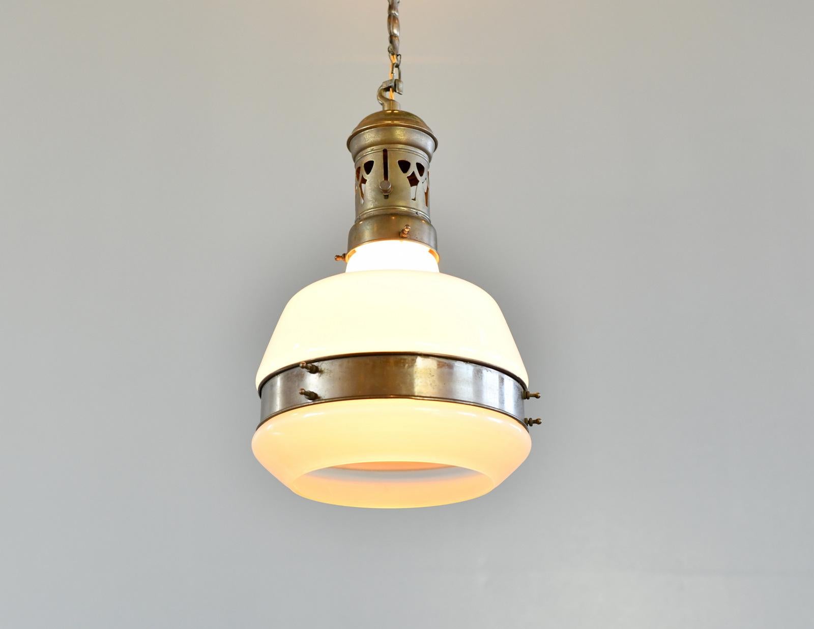 Lampada a sospensione opalina tedesca del 1910 circa in vendita 5