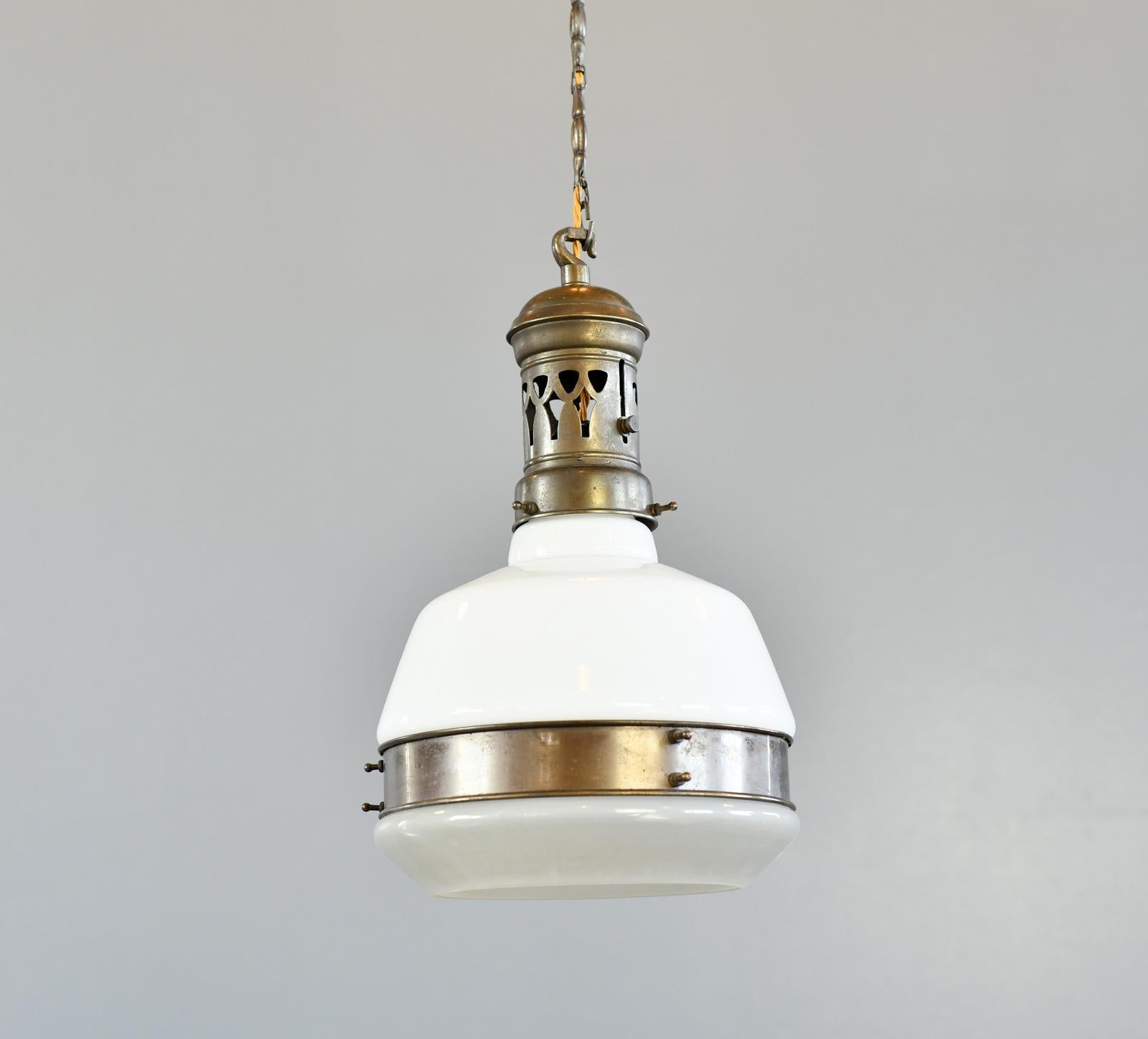 Lampada a sospensione opalina tedesca del 1910 circa

- Piano opalino con fondo acidato
- Fissaggi originali in rame 
- Catena e rosone in rame originali
- Contiene 1x lampadina con attacco E27
- Tedesco ~ 1910
- 25 cm di larghezza 
- 110 cm di