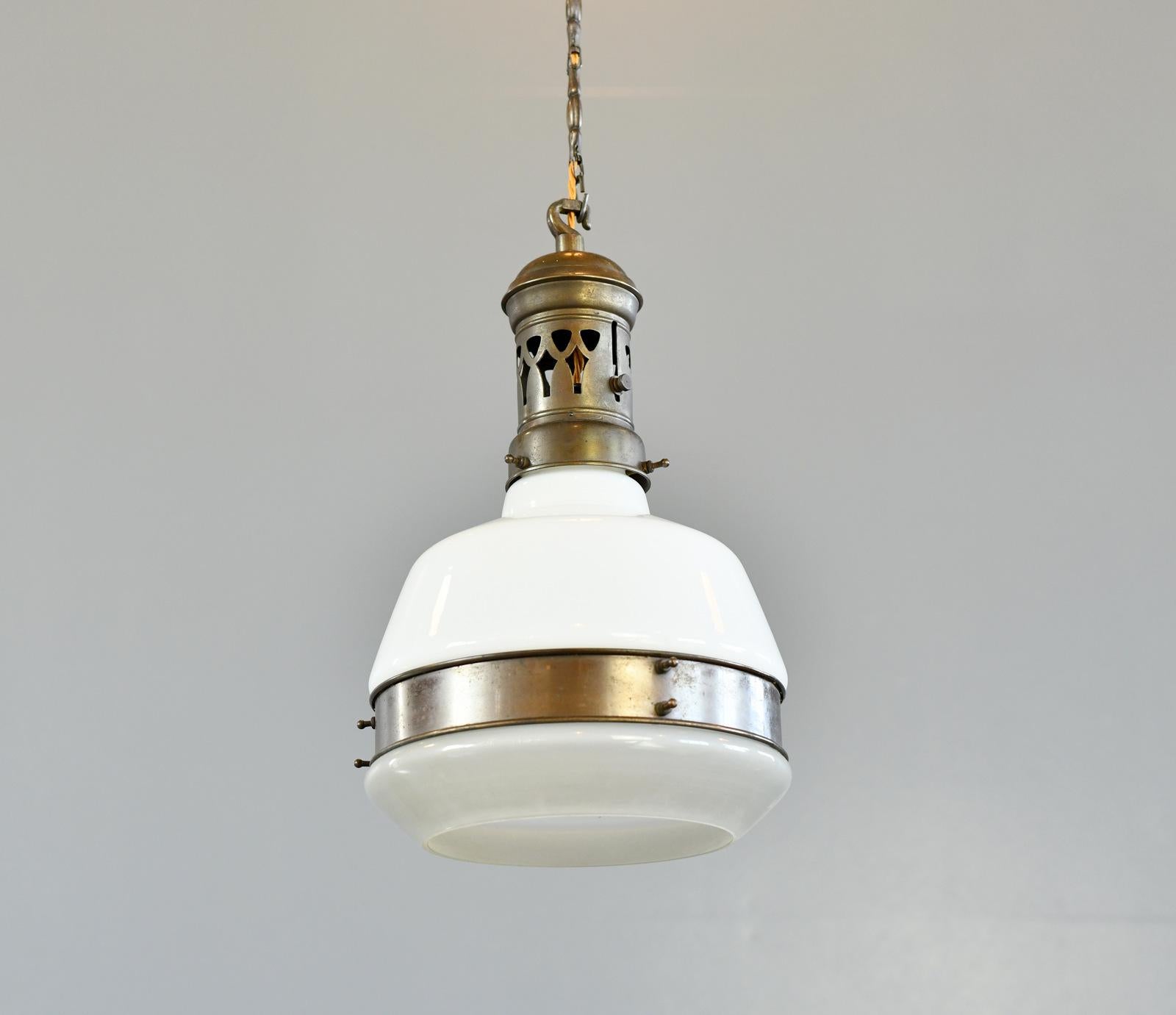 Tedesco Lampada a sospensione opalina tedesca del 1910 circa in vendita