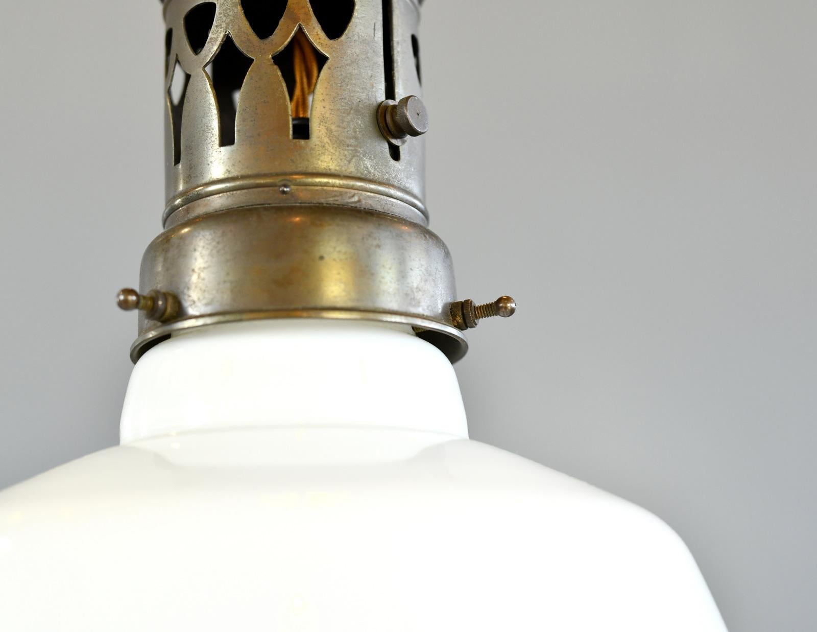 Lampada a sospensione opalina tedesca del 1910 circa In condizioni buone in vendita a Gloucester, GB