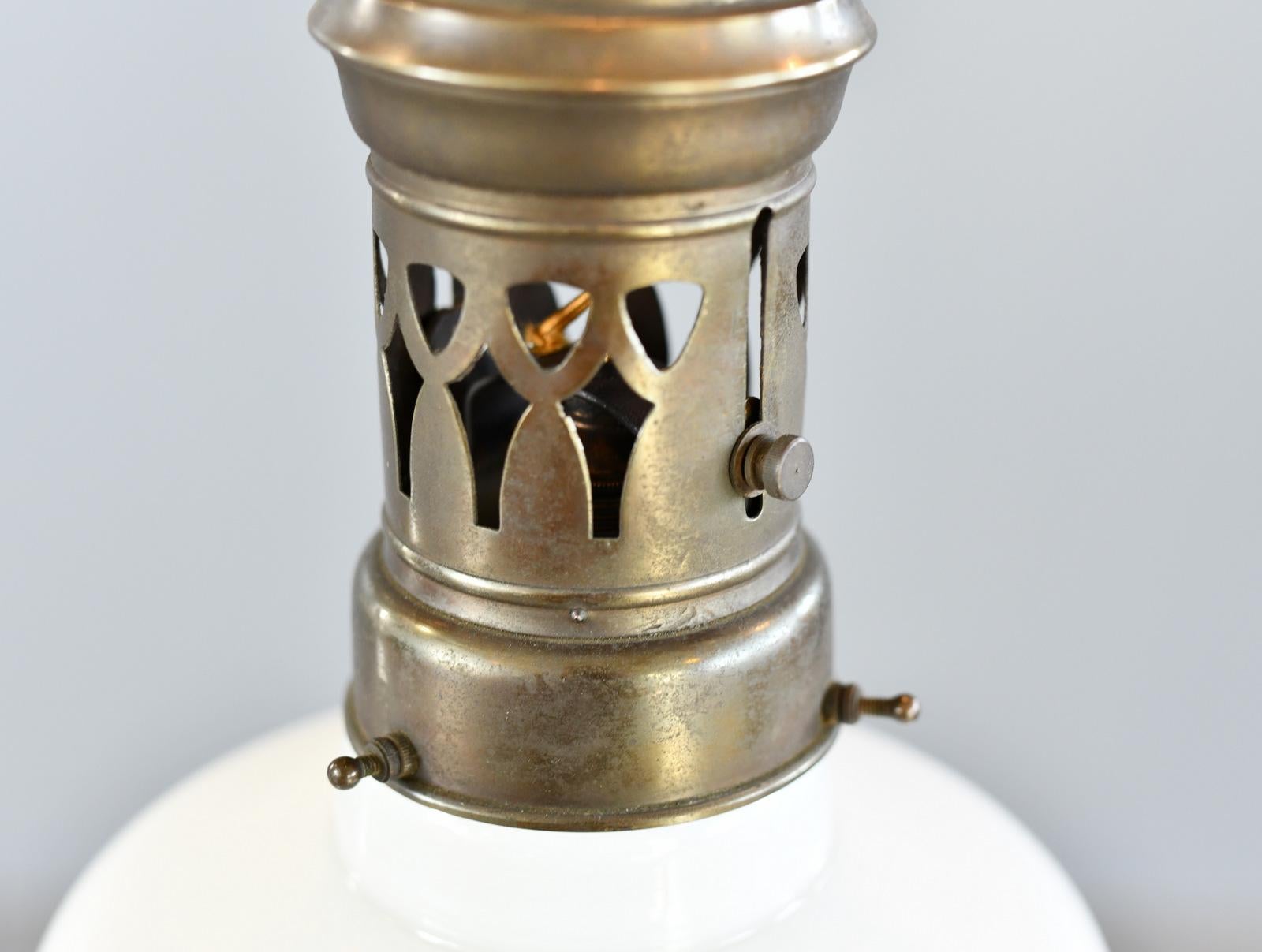 Vetro opalino Lampada a sospensione opalina tedesca del 1910 circa in vendita