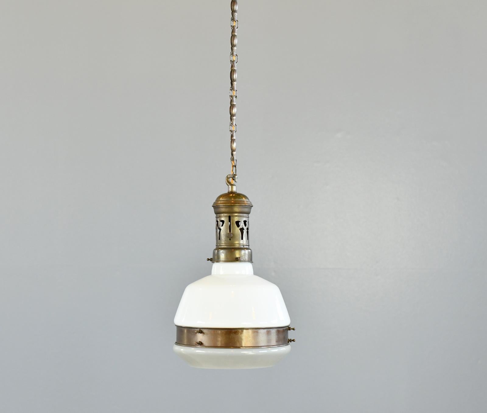 Lampada a sospensione opalina tedesca del 1910 circa in vendita 3