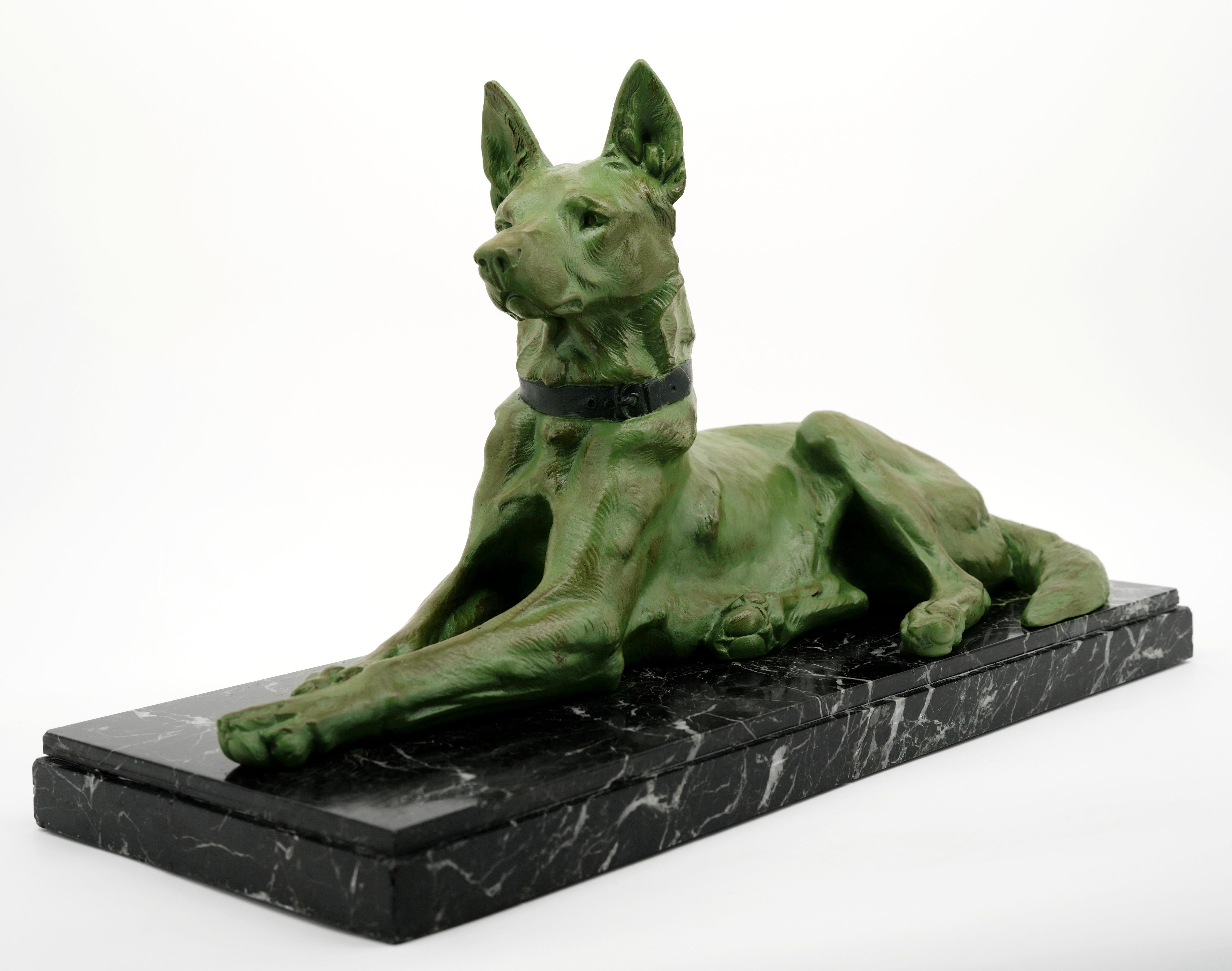 Deutscher oder Belgischer Schäferhund Skulptur 1930 (Französisch) im Angebot