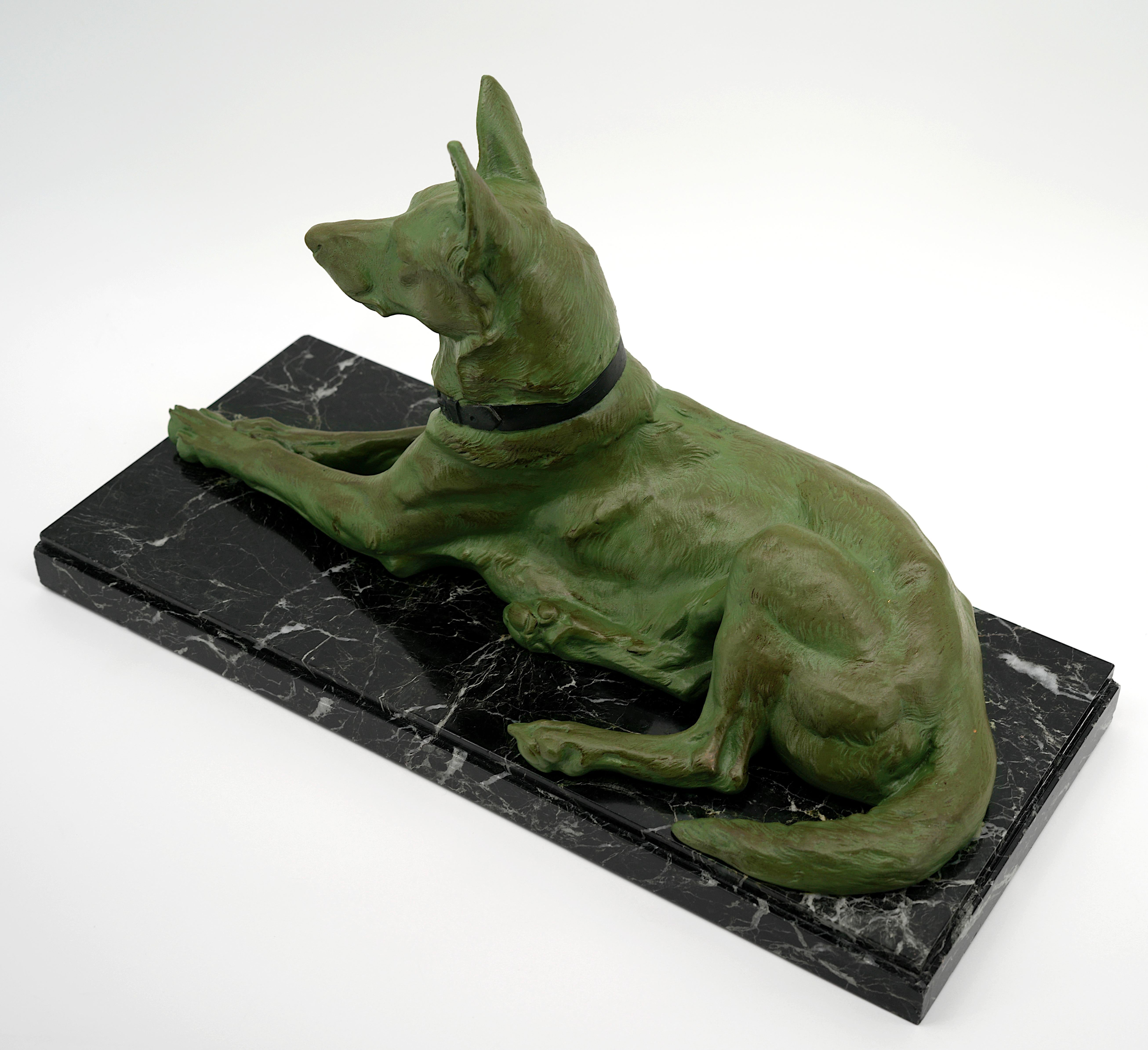 Deutscher oder Belgischer Schäferhund Skulptur 1930 (Mitte des 20. Jahrhunderts) im Angebot