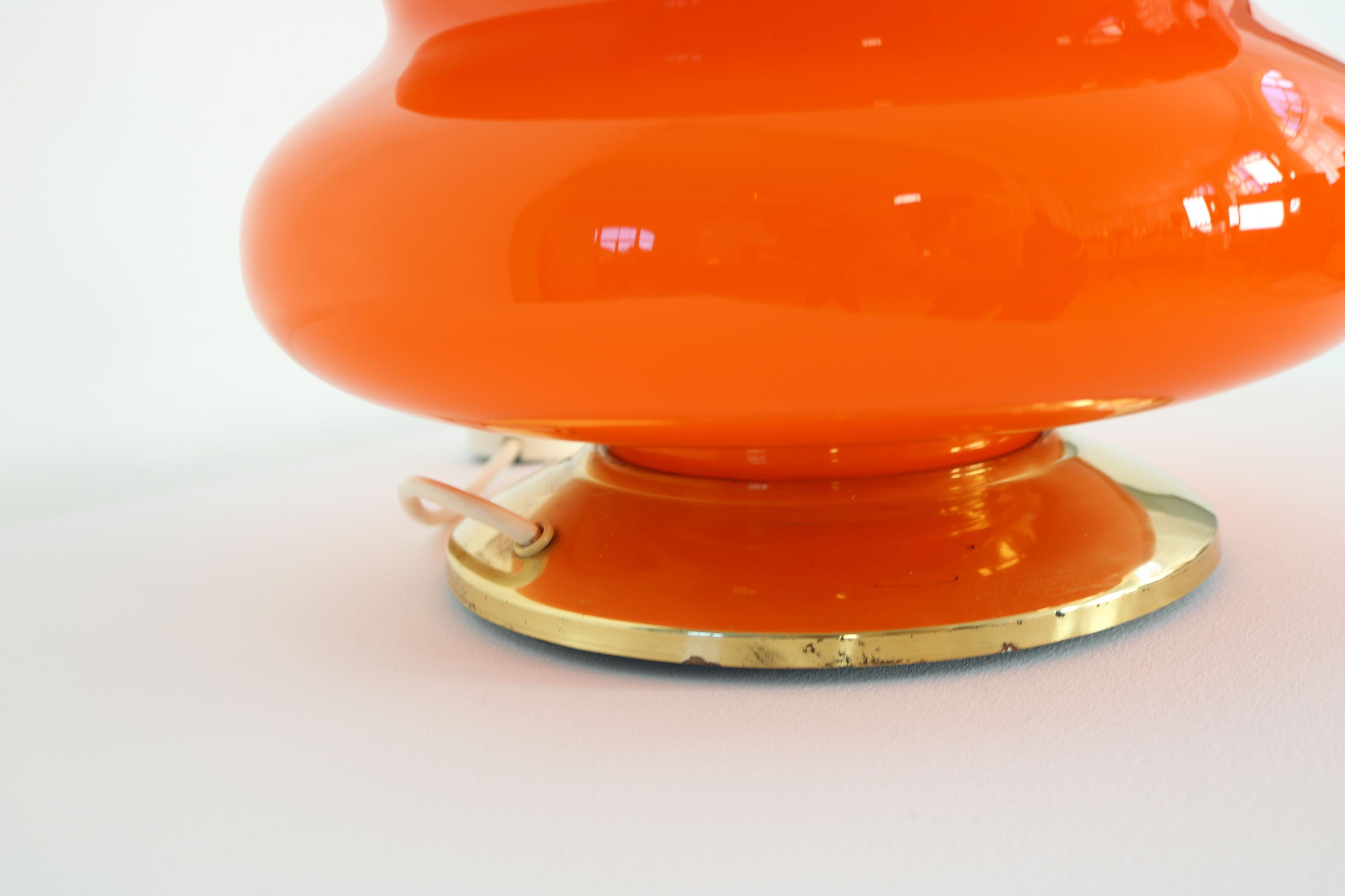 orange allemand Ce lampadaire a été fabriqué dans les années 70. It co1970s Floor - Table Lamp en vente 6