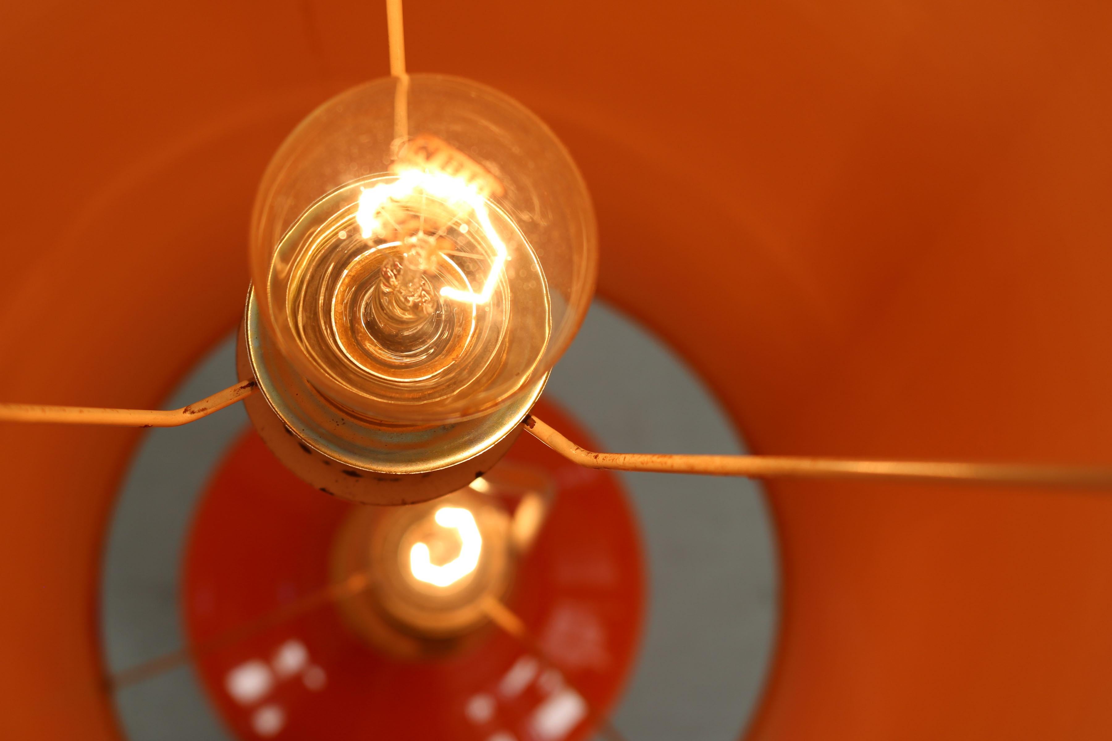 German orange Diese Stehleuchte wurde in den 70er Jahren hergestellt. Stehleuchte It co1970er Jahre – Tischlampe im Angebot 9