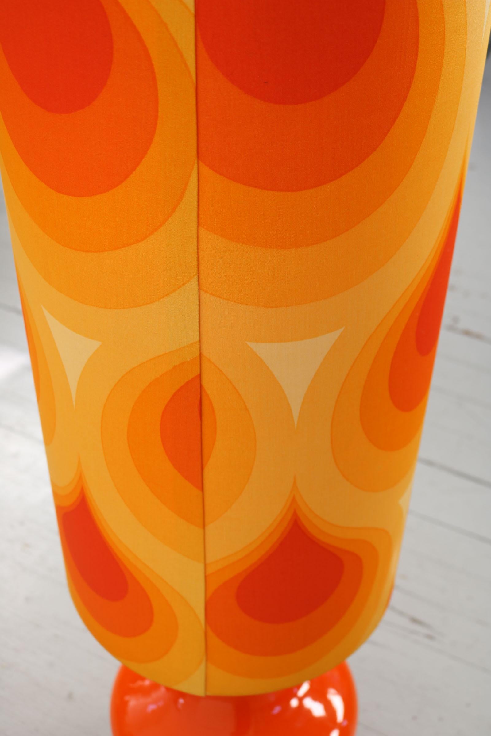 orange allemand Ce lampadaire a été fabriqué dans les années 70. It co1970s Floor - Table Lamp Bon état - En vente à Wolfurt, AT