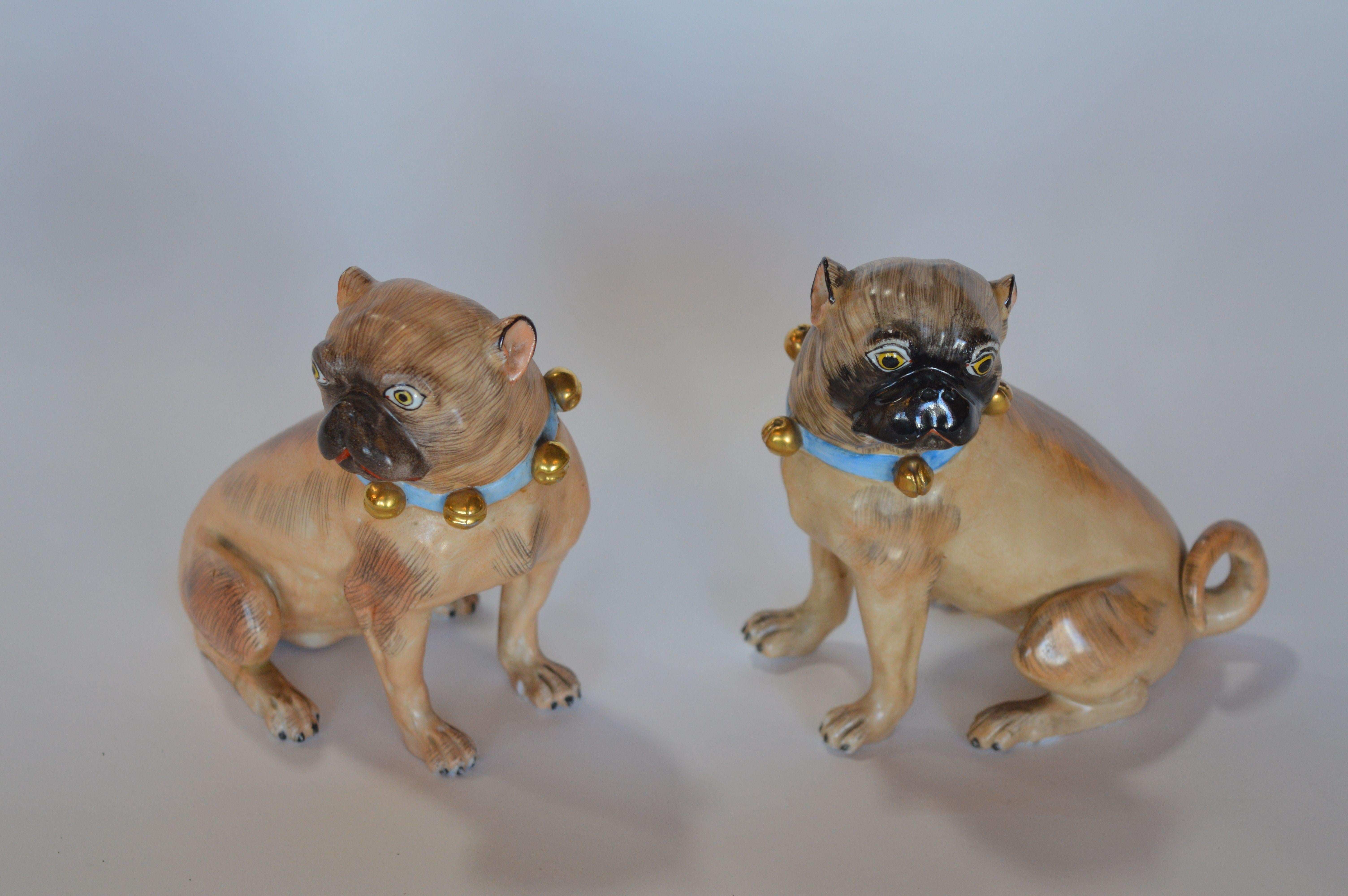 Paire de figurines allemandes en porcelaine de Dresde représentant des bulldogs masculins et féminins ( fin du 19ème siècle).