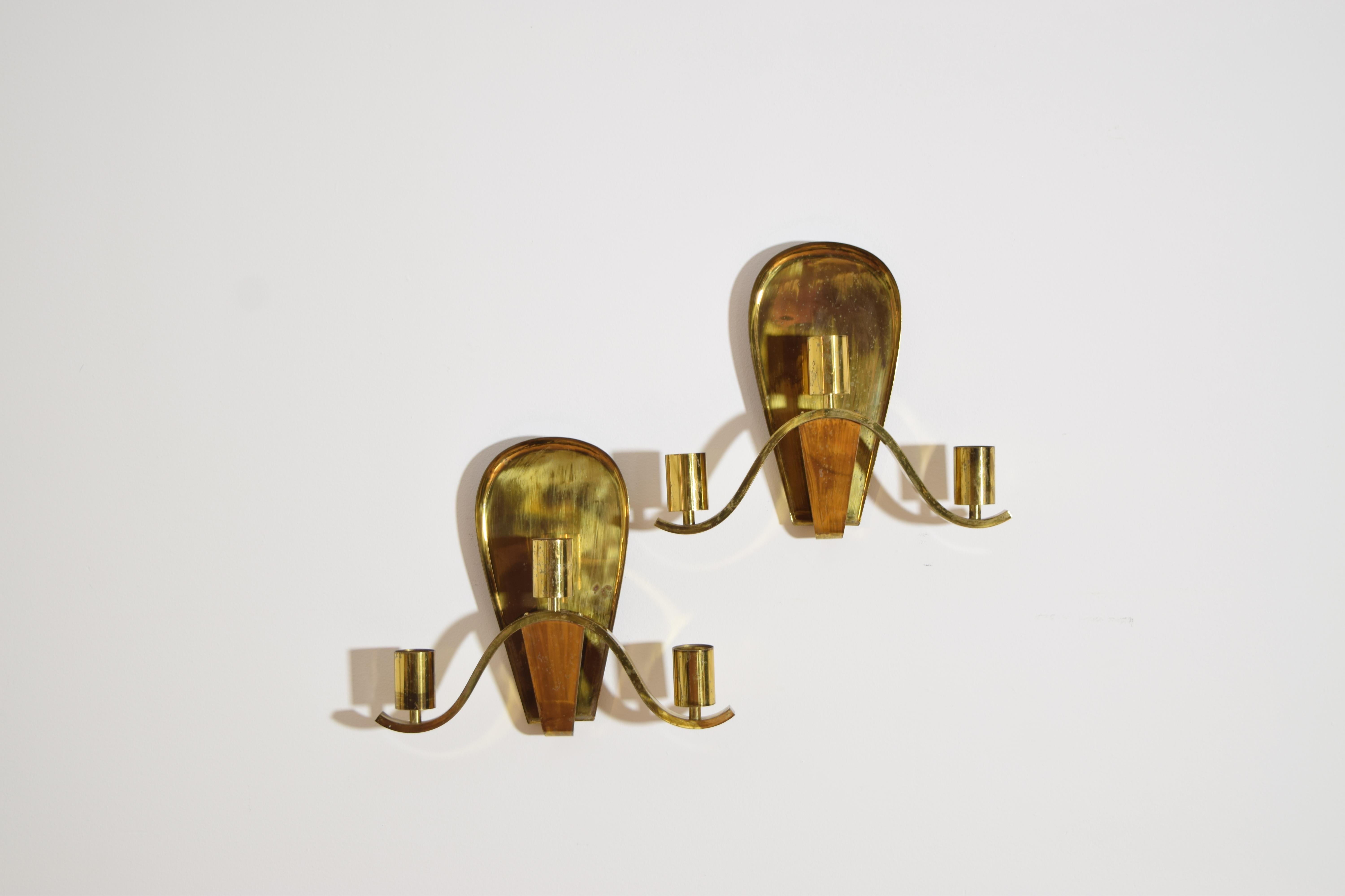 Paire d'appliques allemandes en laiton, modernes, du milieu du siècle, avec des bras sculpturaux et courbés et des plaques arrière en forme de bouclier