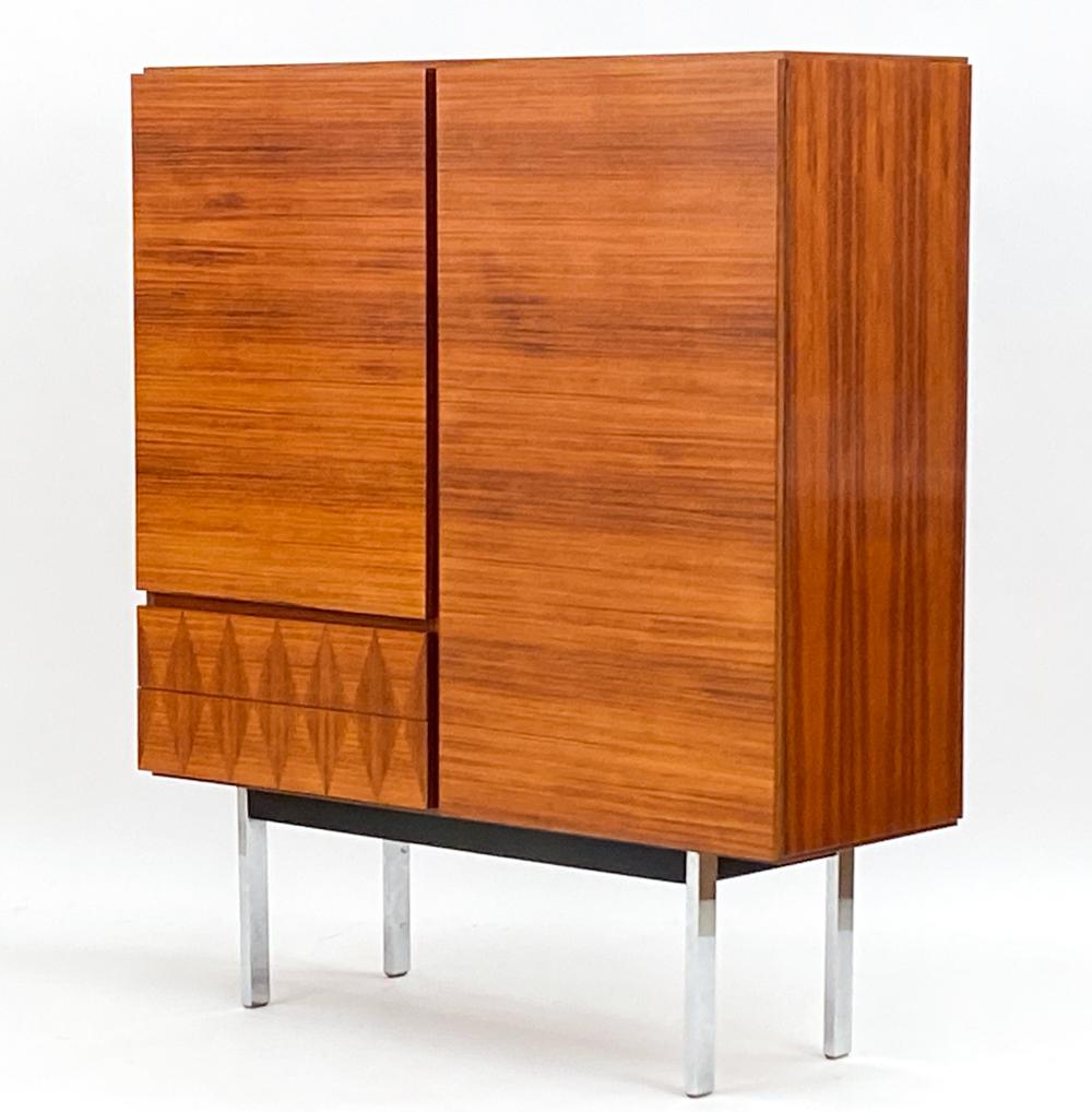 Questo bellissimo mobile a credenza colpisce per il suo aspetto straordinario già a prima vista. Realizzata in un accattivante palissandro, ogni lato di questa credenza presenta una serie di splendide venature naturali. In particolare, i due
