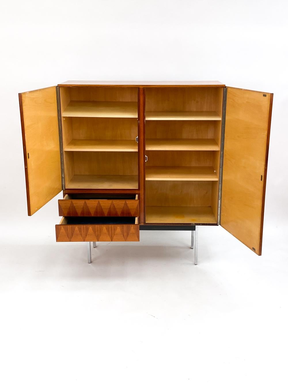 Credenza tedesca in palissandro e cromo con decorazione a intarsio, circa anni '60 In condizioni buone in vendita a Norwalk, CT