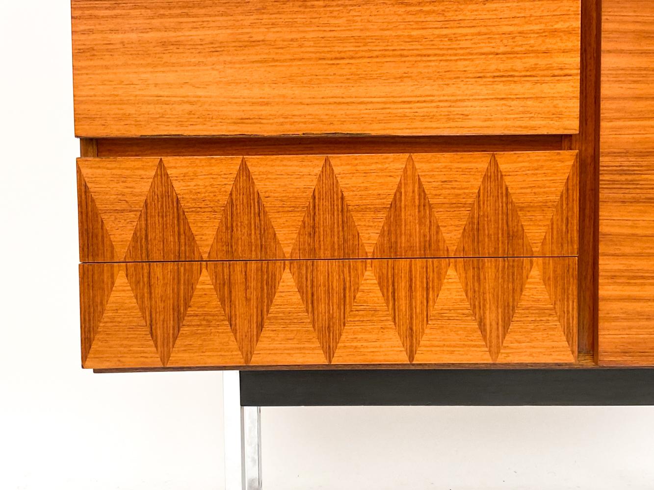 Credenza tedesca in palissandro e cromo con decorazione a intarsio, circa anni '60 in vendita 1