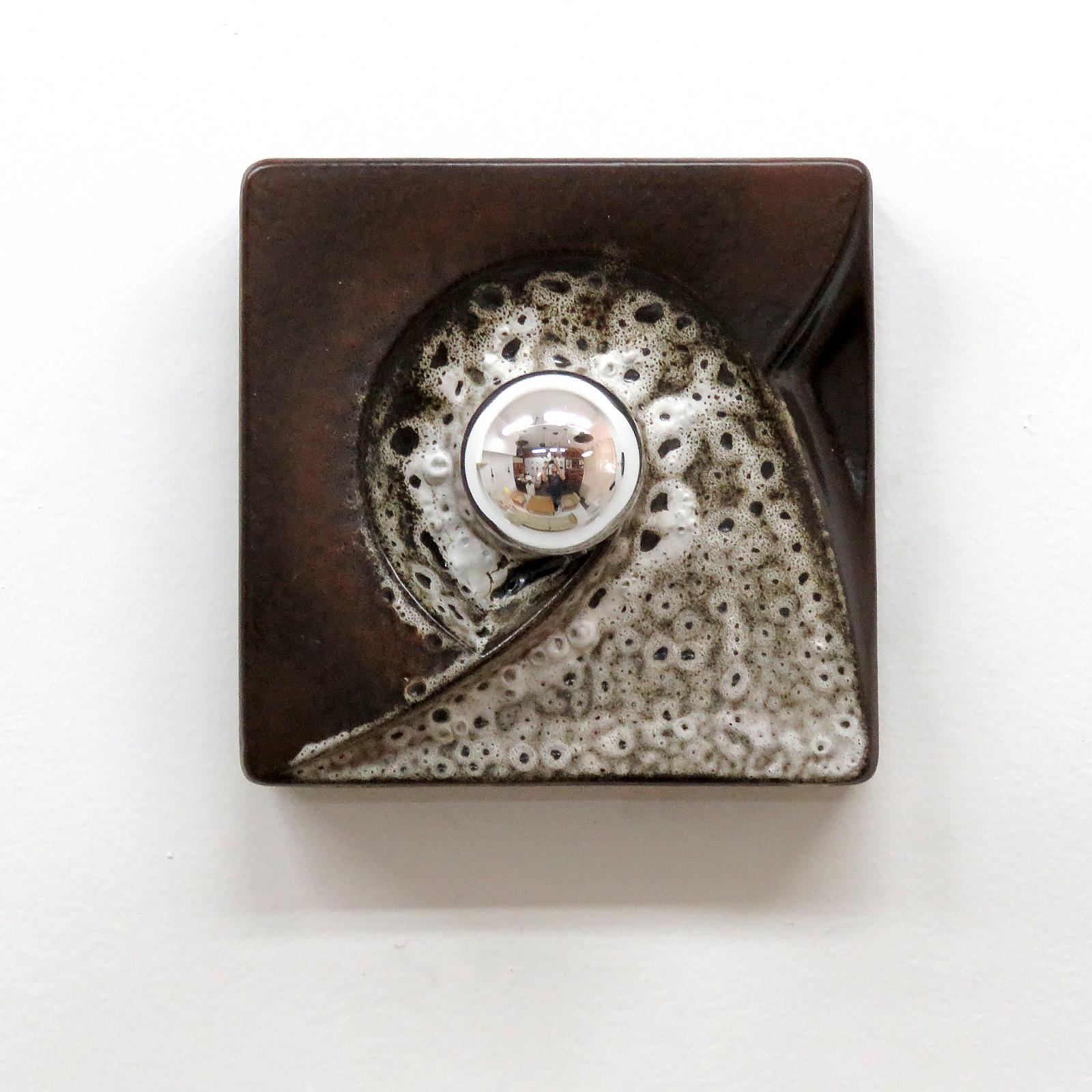Splendide applique in ceramica multitono di PAN Keramik, Germania, anni '60. Lampade da parete/incasso a lampadina singola con lampadina a specchio che crea un meraviglioso gioco d'ombre contro la parete (misura della profondità senza lampadina),
