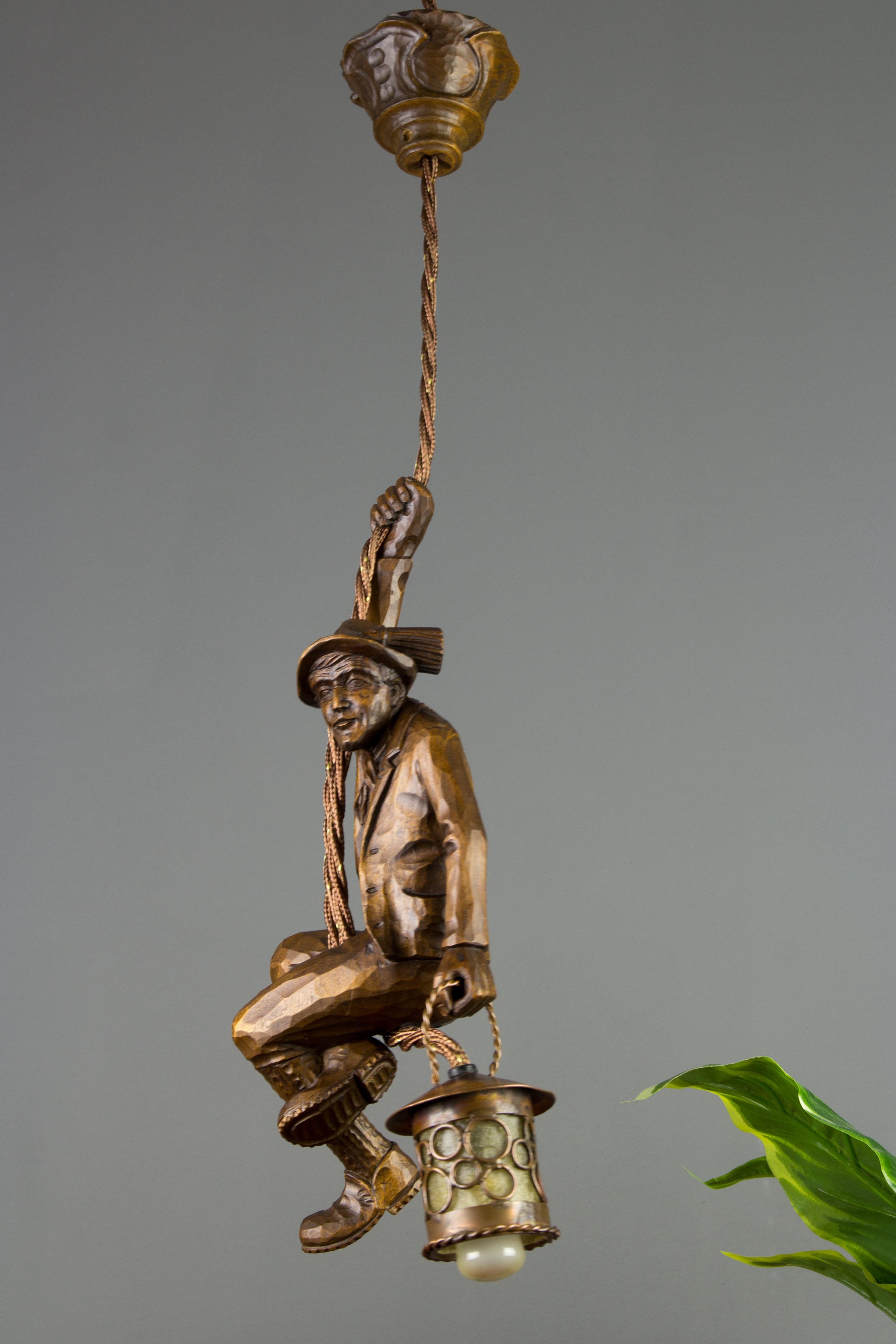 Suspension allemande sculptée à la main, figure de montagne grimpante avec lanterne en vente 2