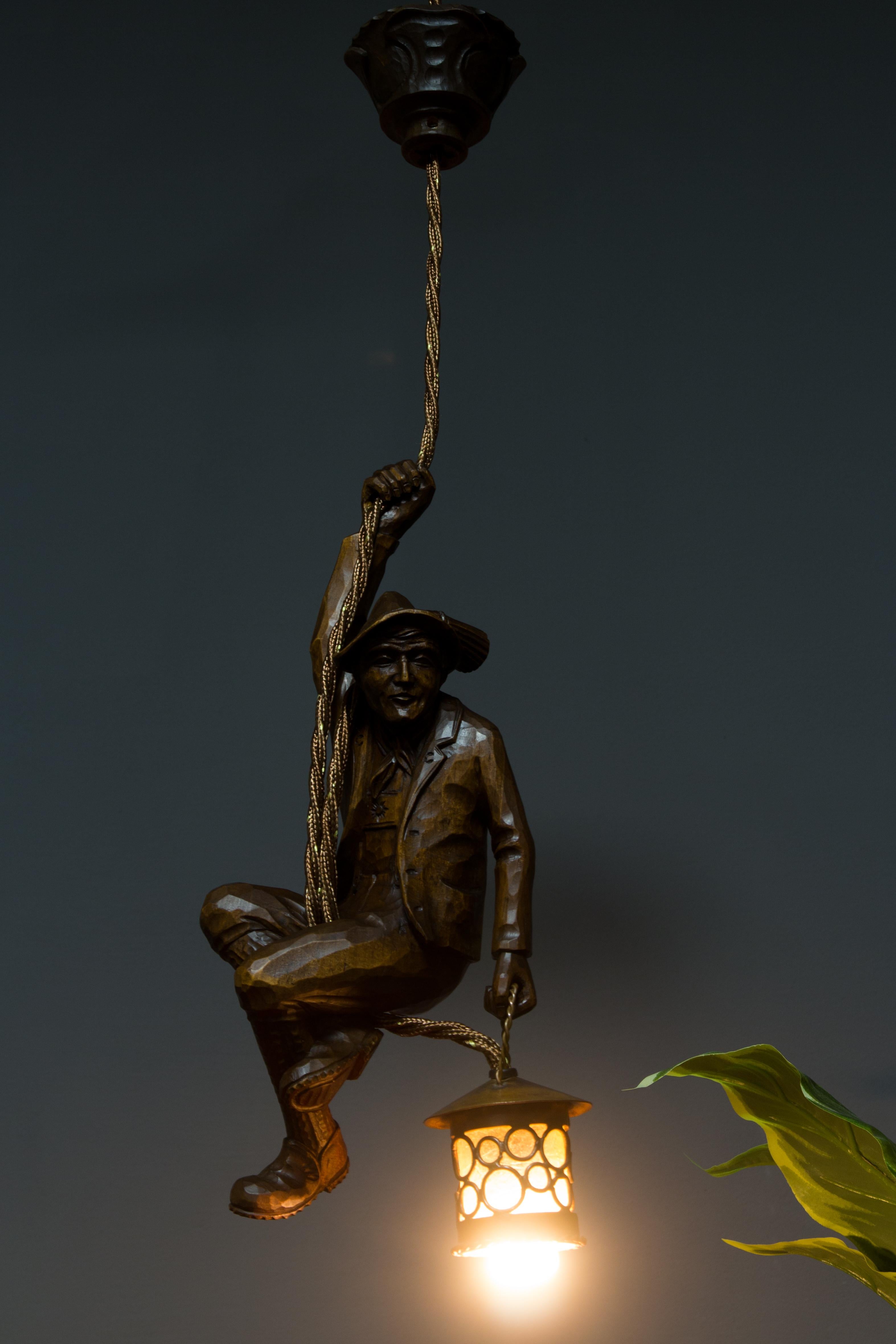 Suspension allemande sculptée à la main, figure de montagne grimpante avec lanterne en vente 3