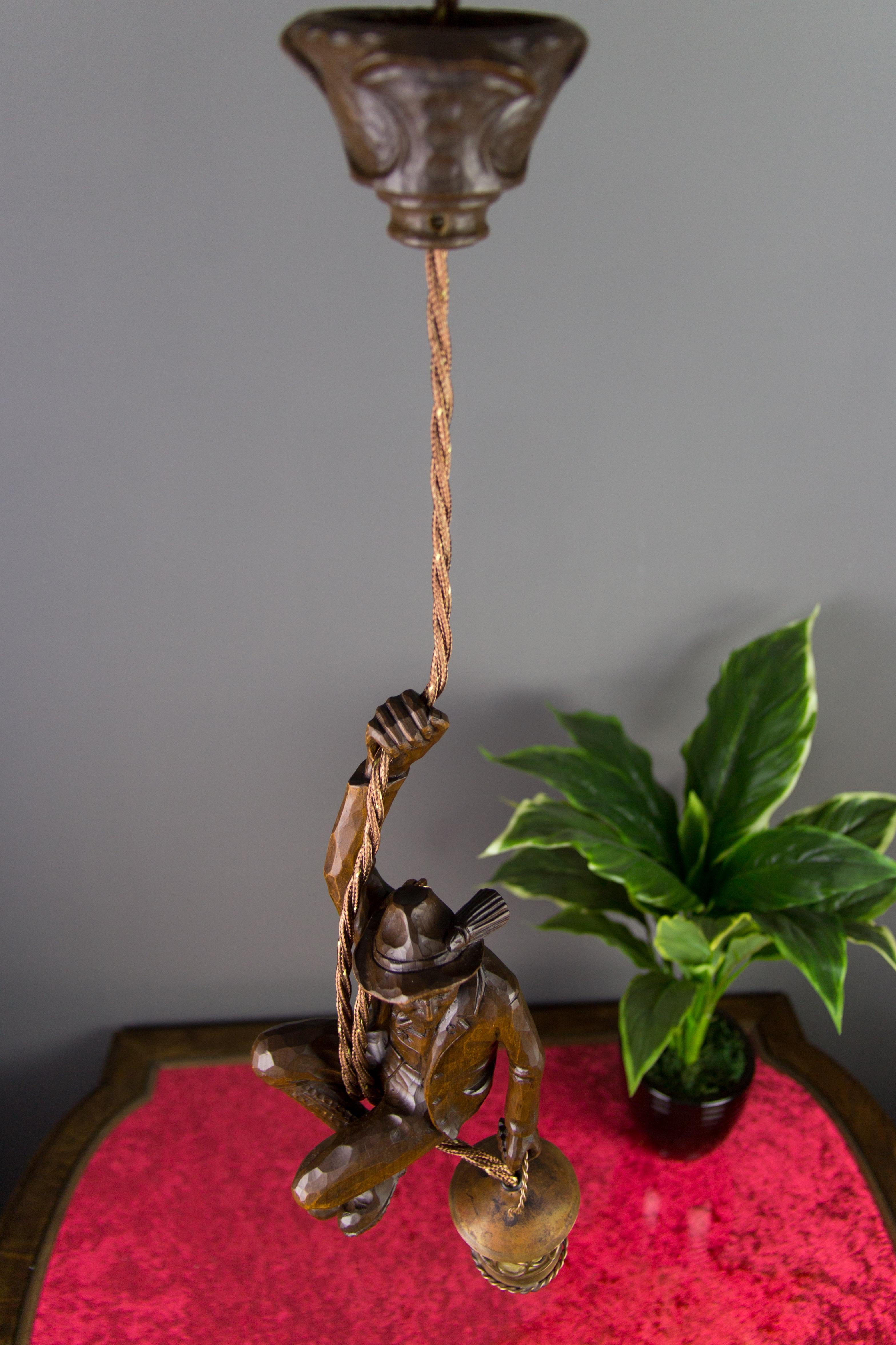 Suspension allemande sculptée à la main, figure de montagne grimpante avec lanterne en vente 4