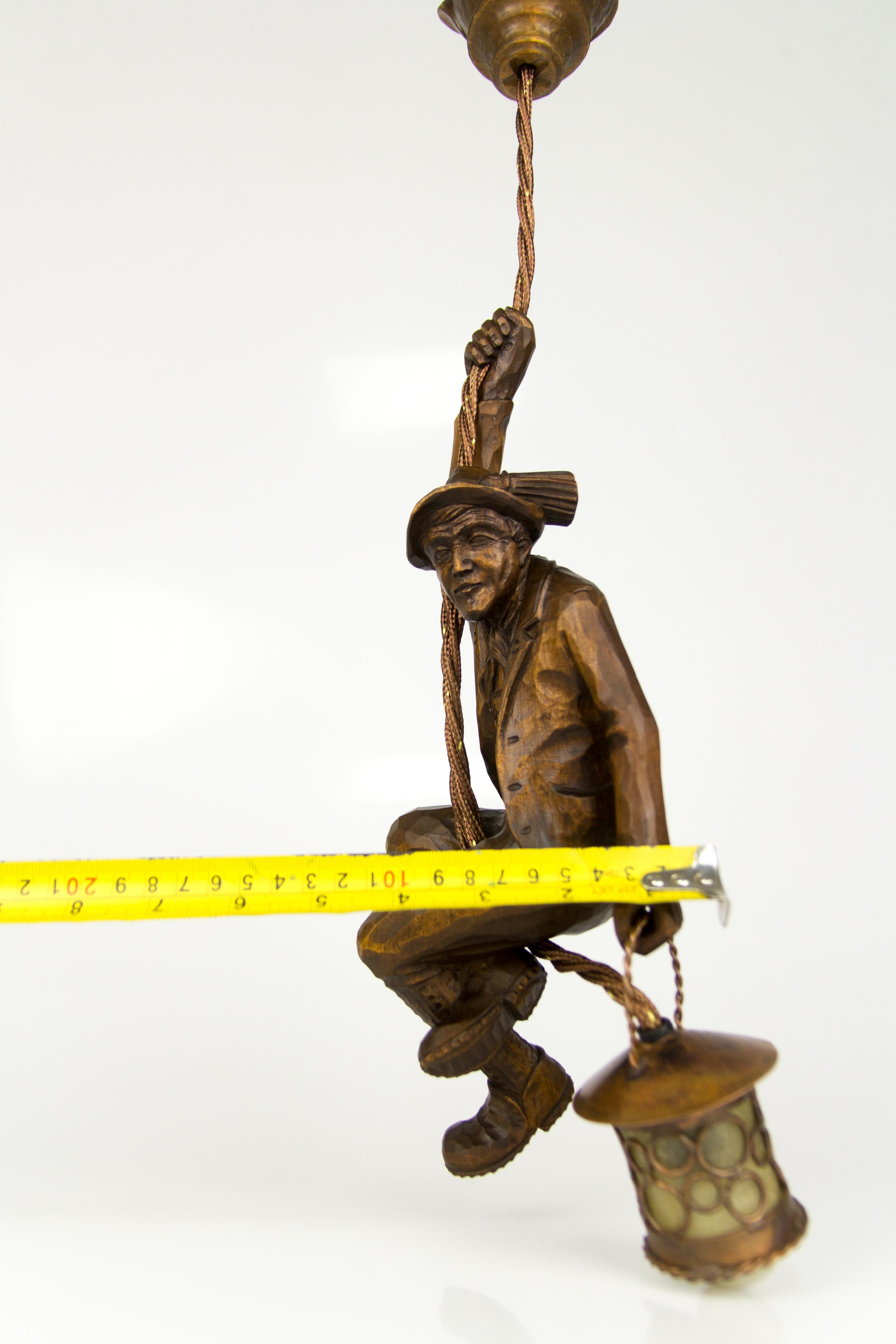 Suspension allemande sculptée à la main, figure de montagne grimpante avec lanterne en vente 8