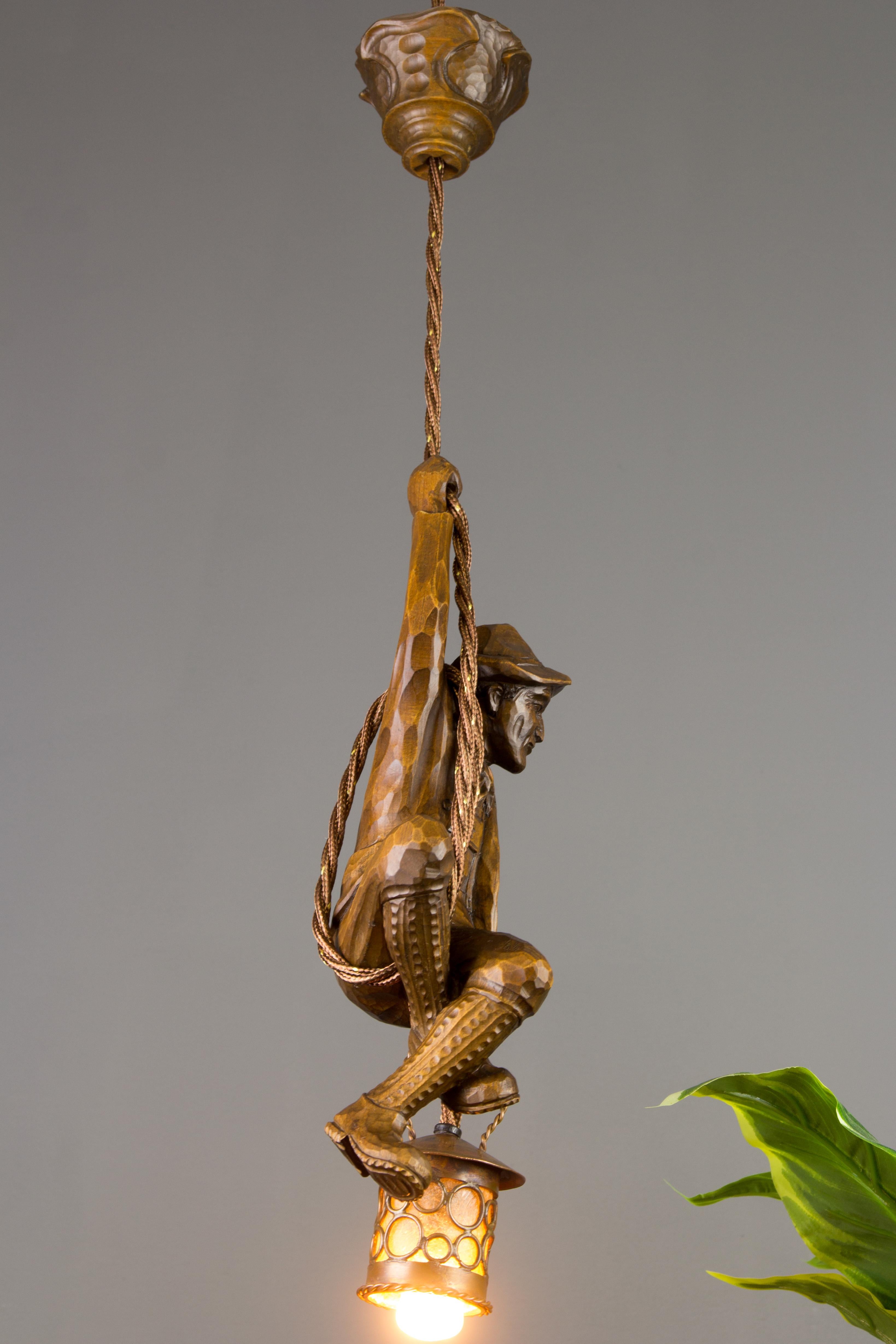 Sculpté à la main Suspension allemande sculptée à la main, figure de montagne grimpante avec lanterne en vente