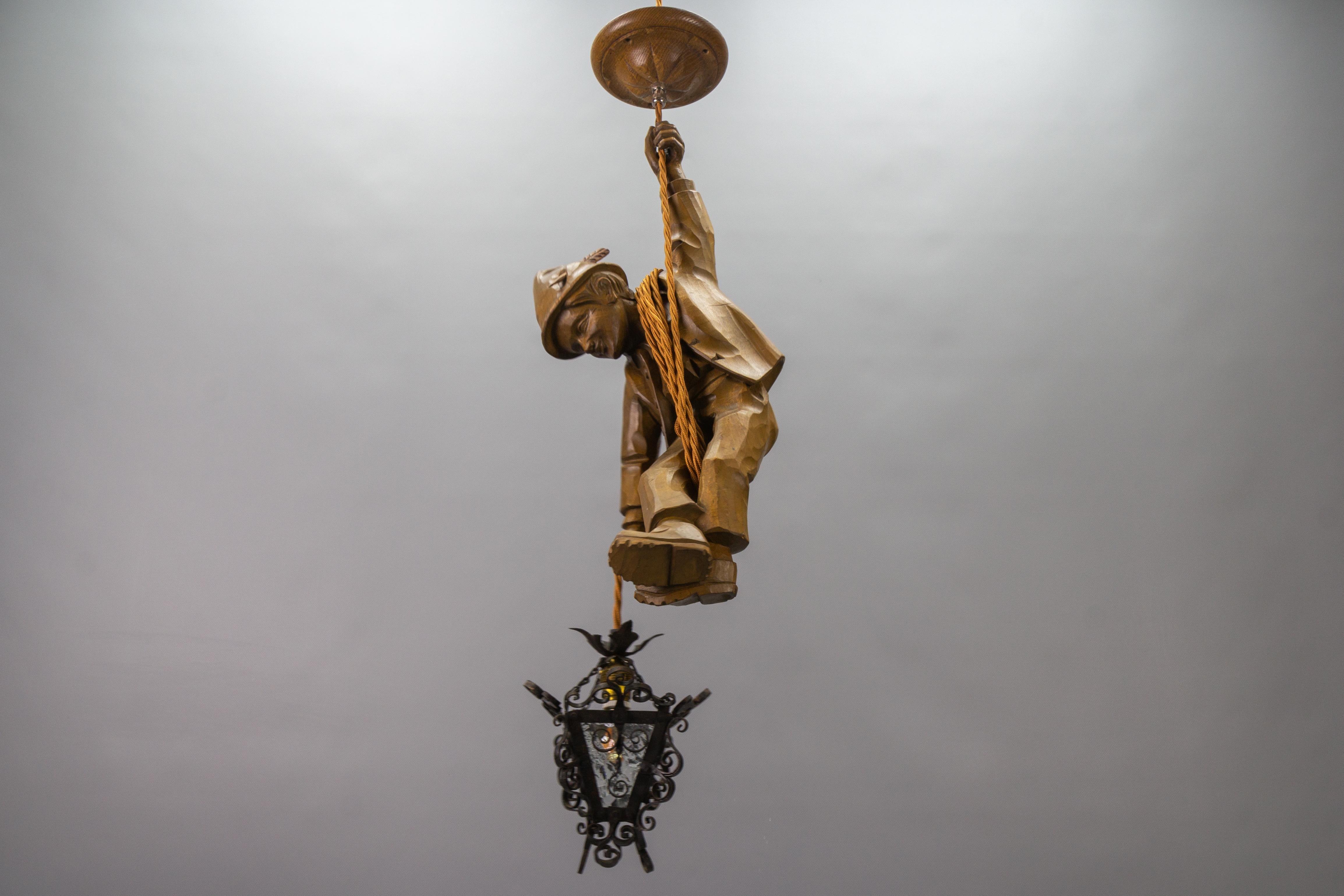 Suspension allemande sculptée à la main, figure de montagne grimpante avec lanterne en vente 5