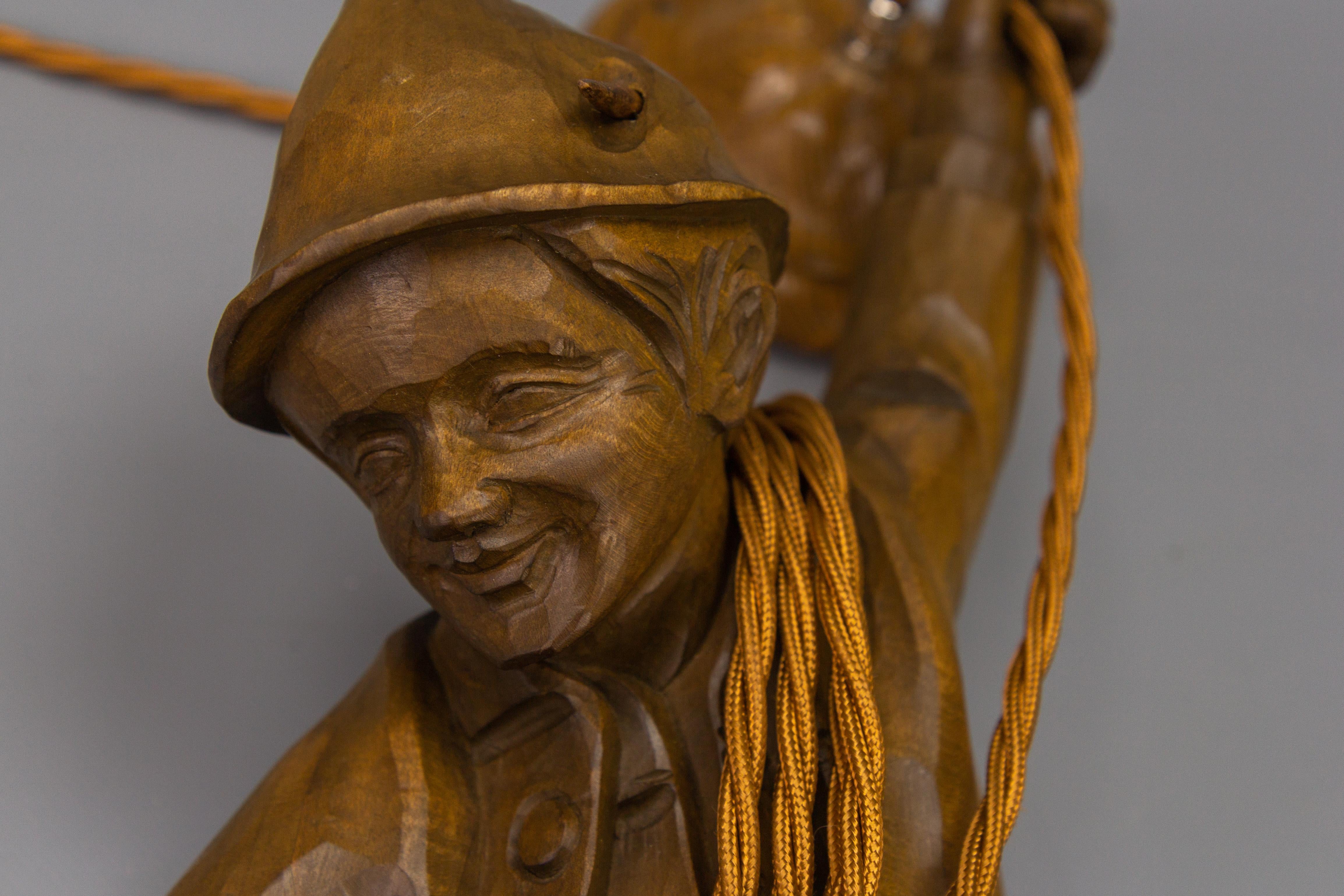 Suspension allemande sculptée à la main, figure de montagne grimpante avec lanterne en vente 7