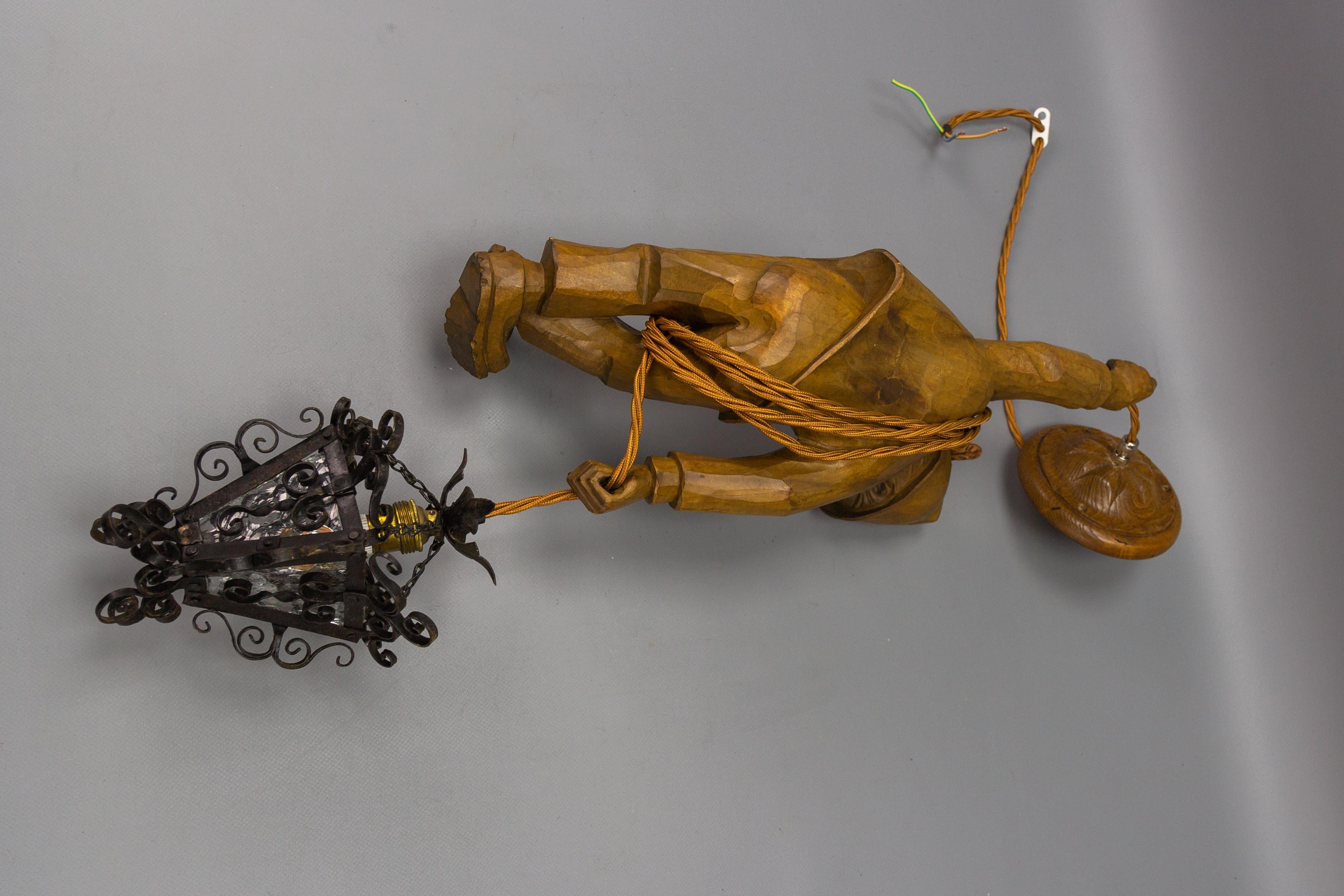 Suspension allemande sculptée à la main, figure de montagne grimpante avec lanterne en vente 8