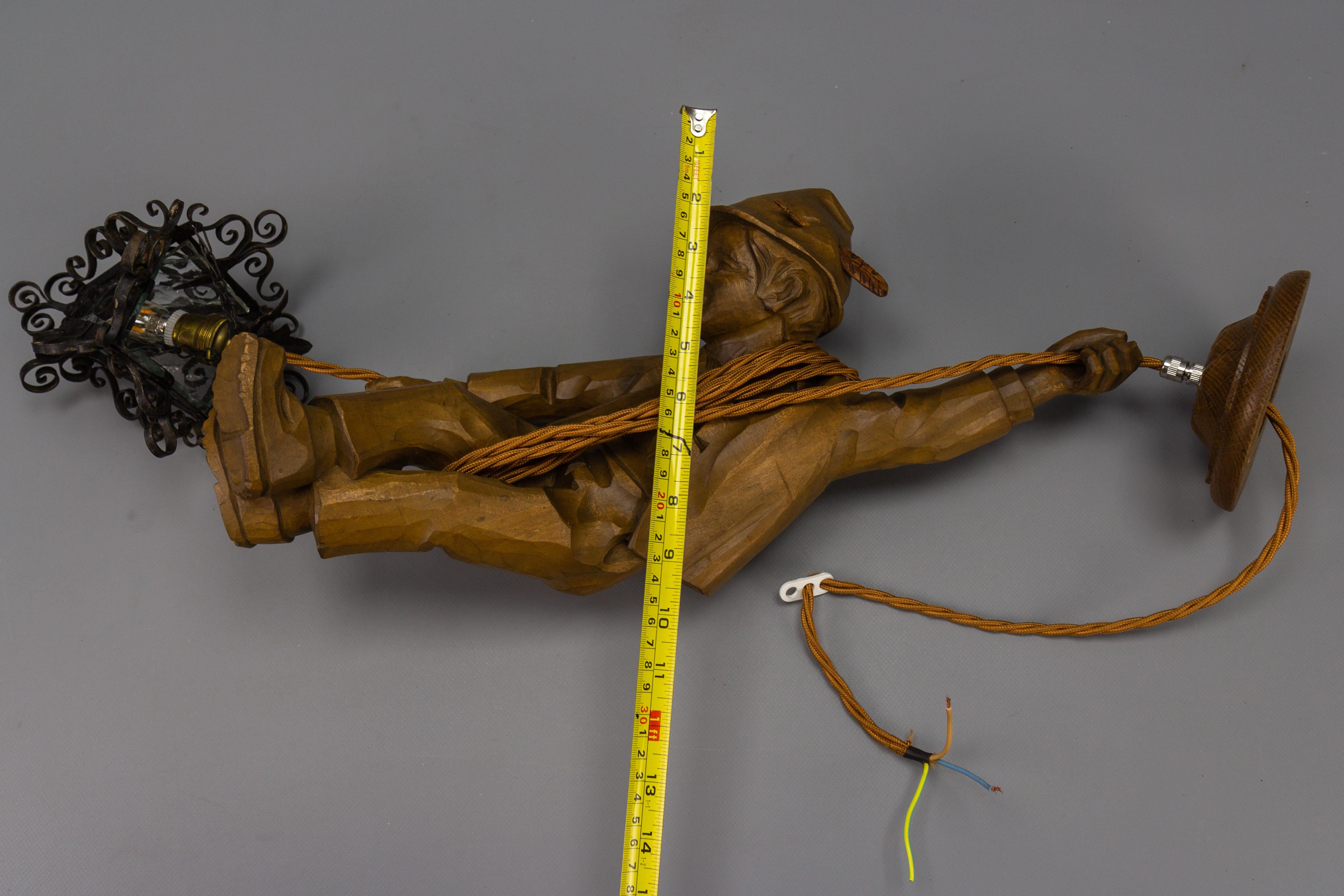 Deutsche Hängeleuchte, handgeschnitzt, Holzfigur, Bergschmiedeeisen mit Laterne im Angebot 10