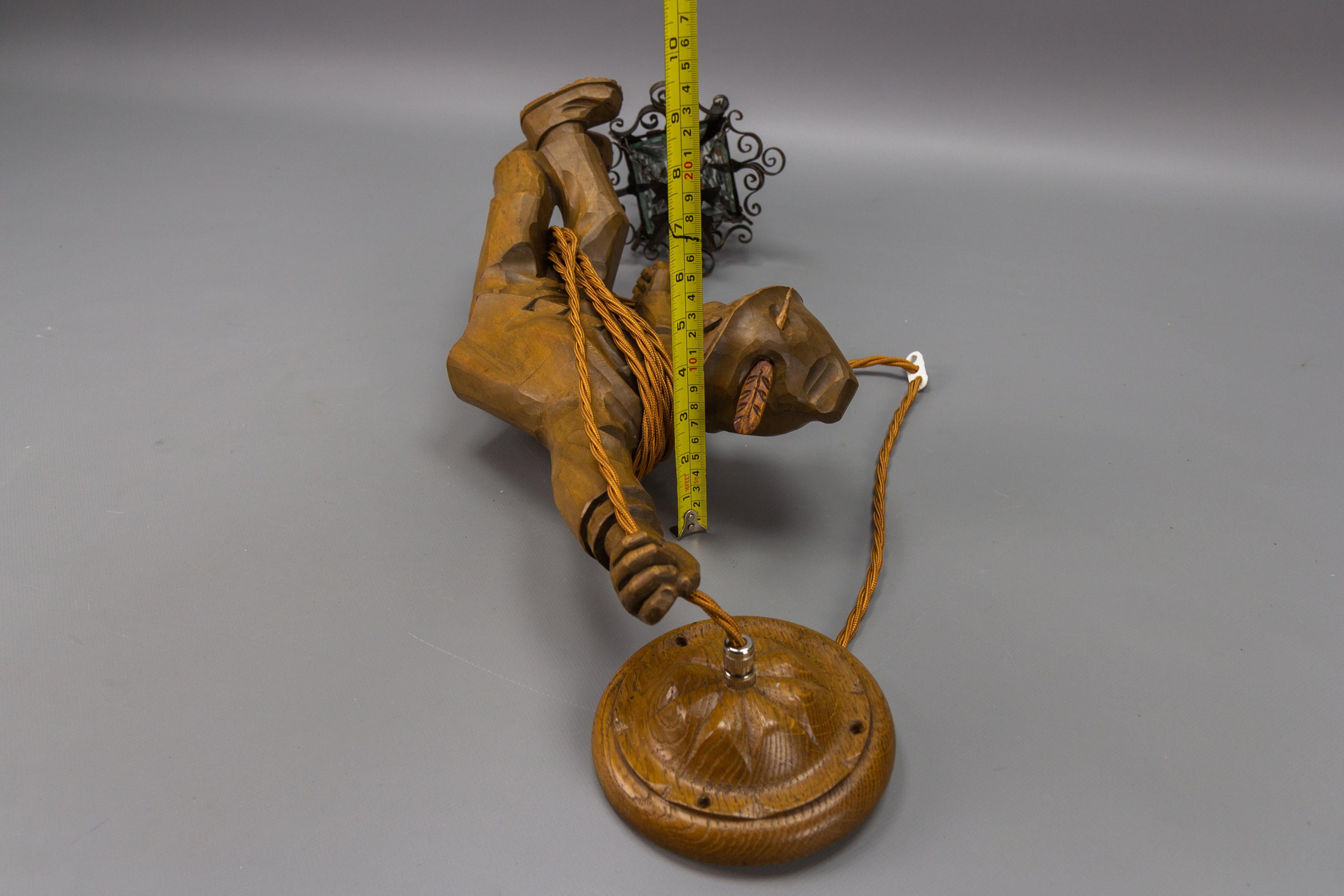 Suspension allemande sculptée à la main, figure de montagne grimpante avec lanterne en vente 10