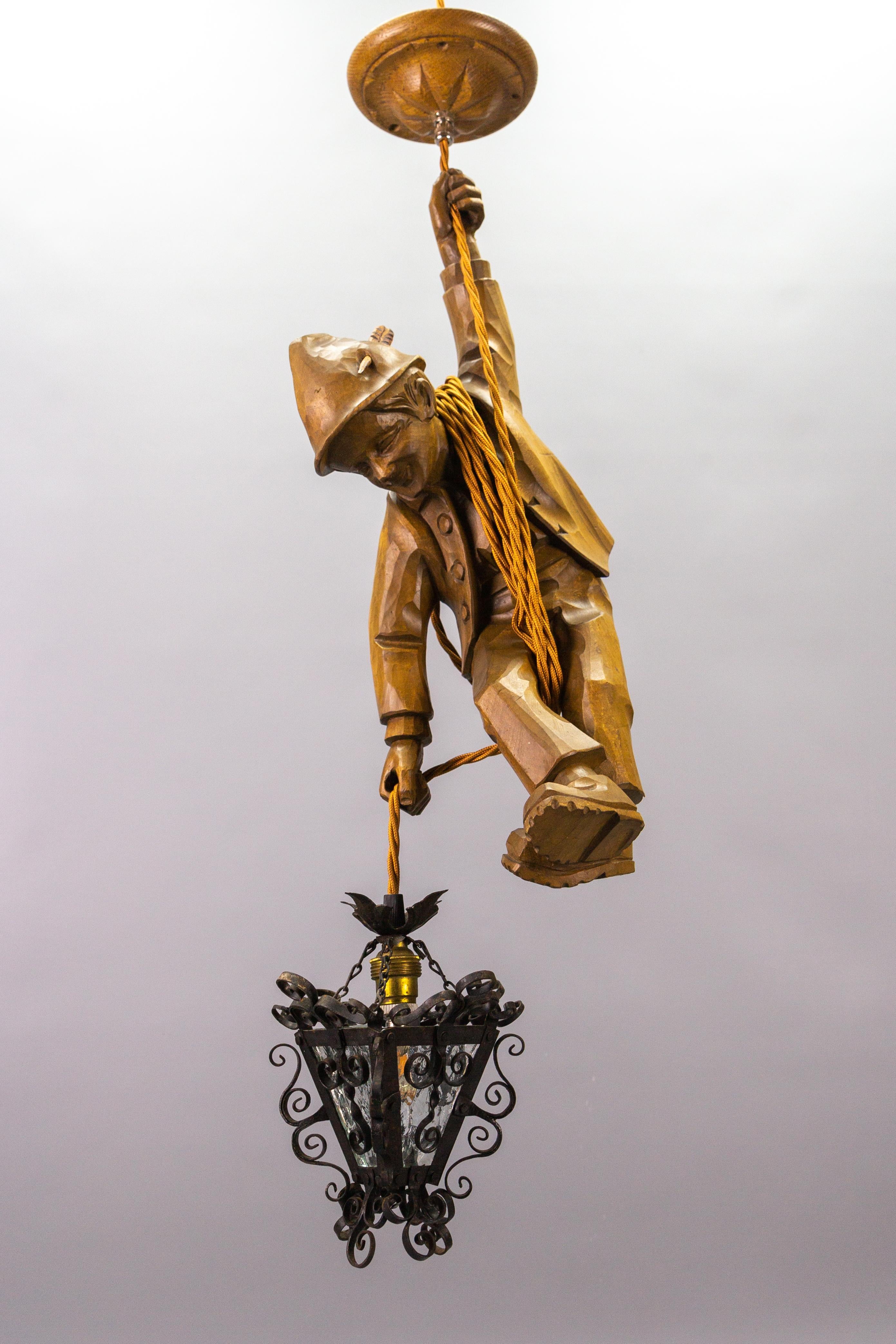 Suspension allemande sculptée à la main, figure de montagne grimpante avec lanterne en vente 12