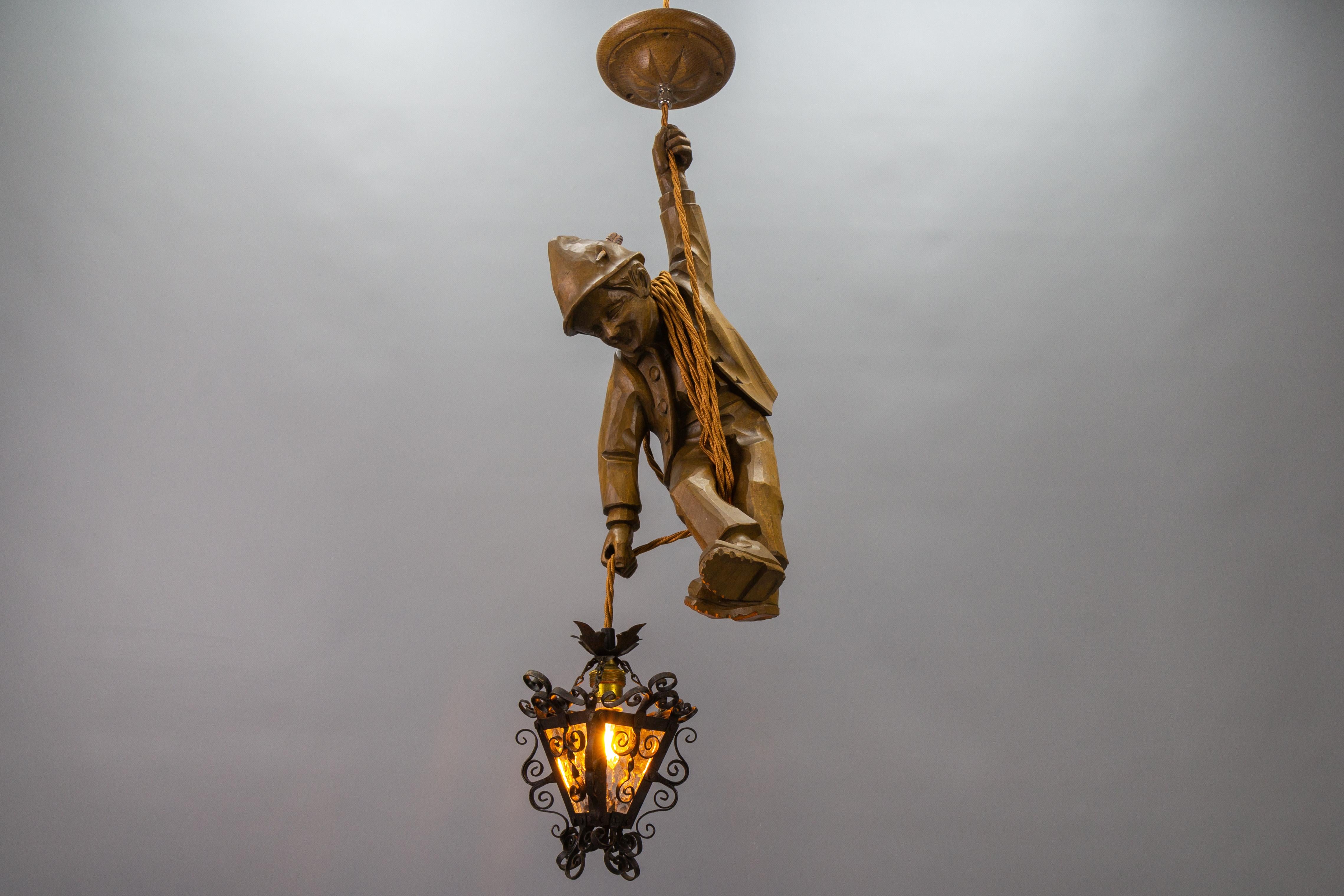 Suspension allemande sculptée à la main, figure de montagne grimpante avec lanterne Bon état - En vente à Barntrup, DE