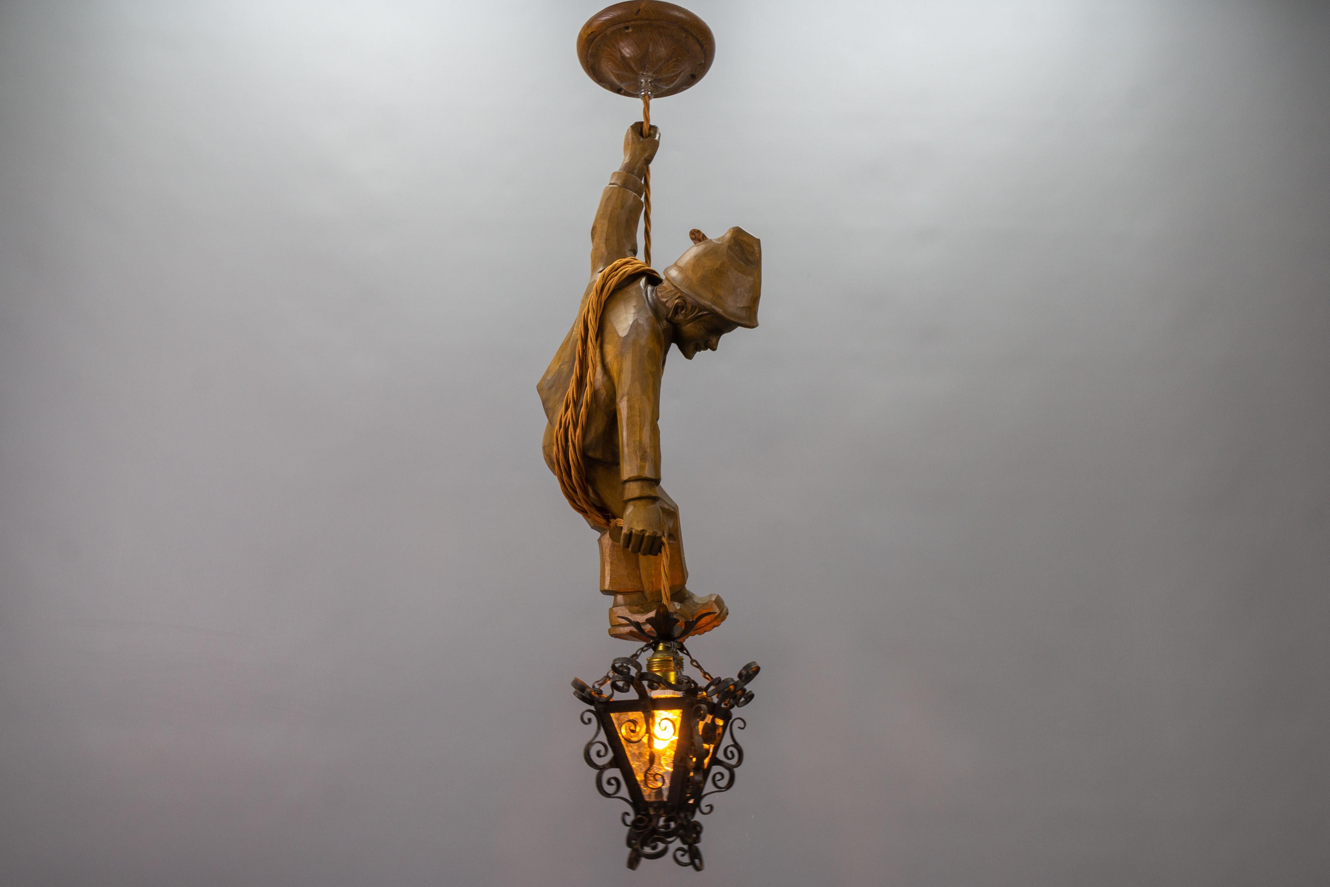 Métal Suspension allemande sculptée à la main, figure de montagne grimpante avec lanterne en vente