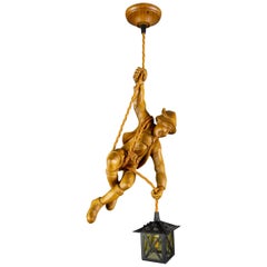 Lampe pendentif allemande Figure de grimpeur en bois sculpté à la main avec lanterne