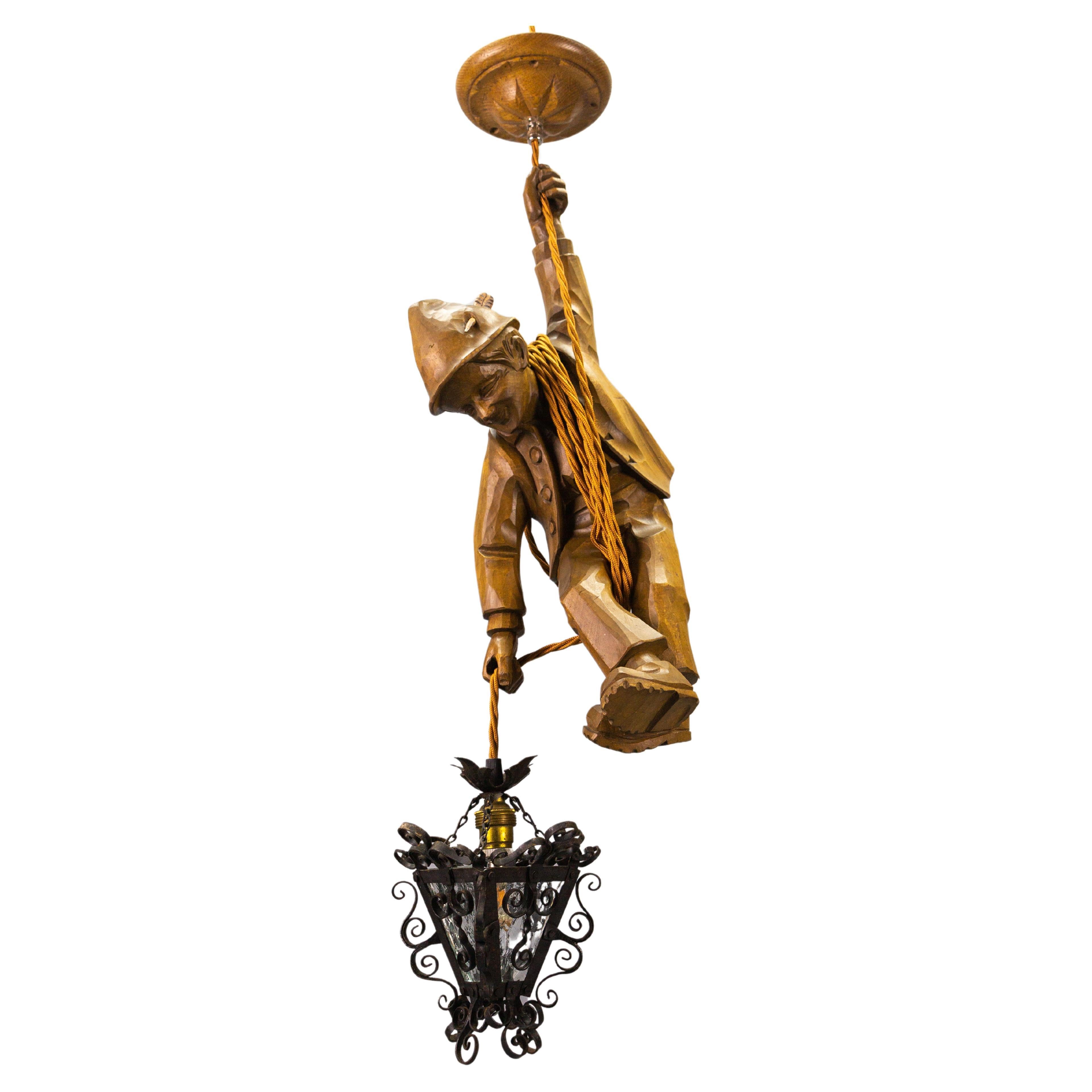 Suspension allemande sculptée à la main, figure de montagne grimpante avec lanterne en vente
