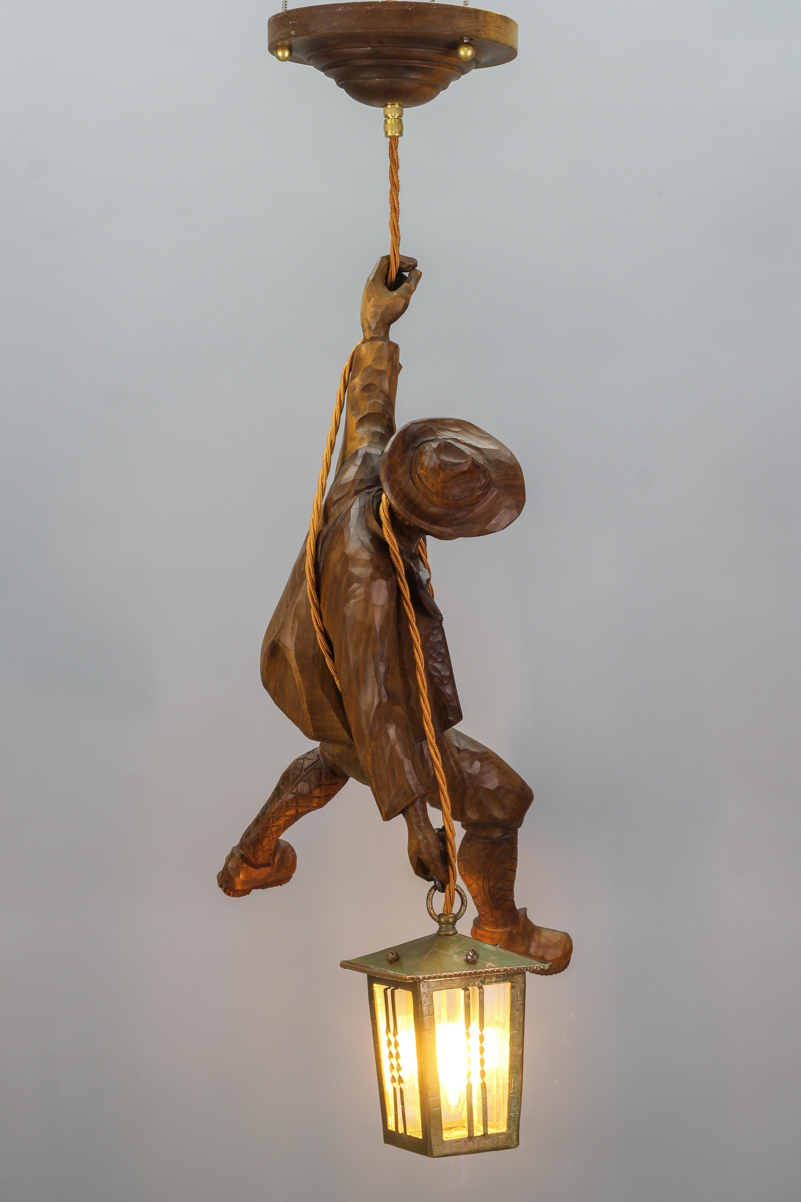 Sculpté à la main Lampe suspendue allemande avec une figure en bois sculptée représentant un coucher et une lanterne de montagne en vente