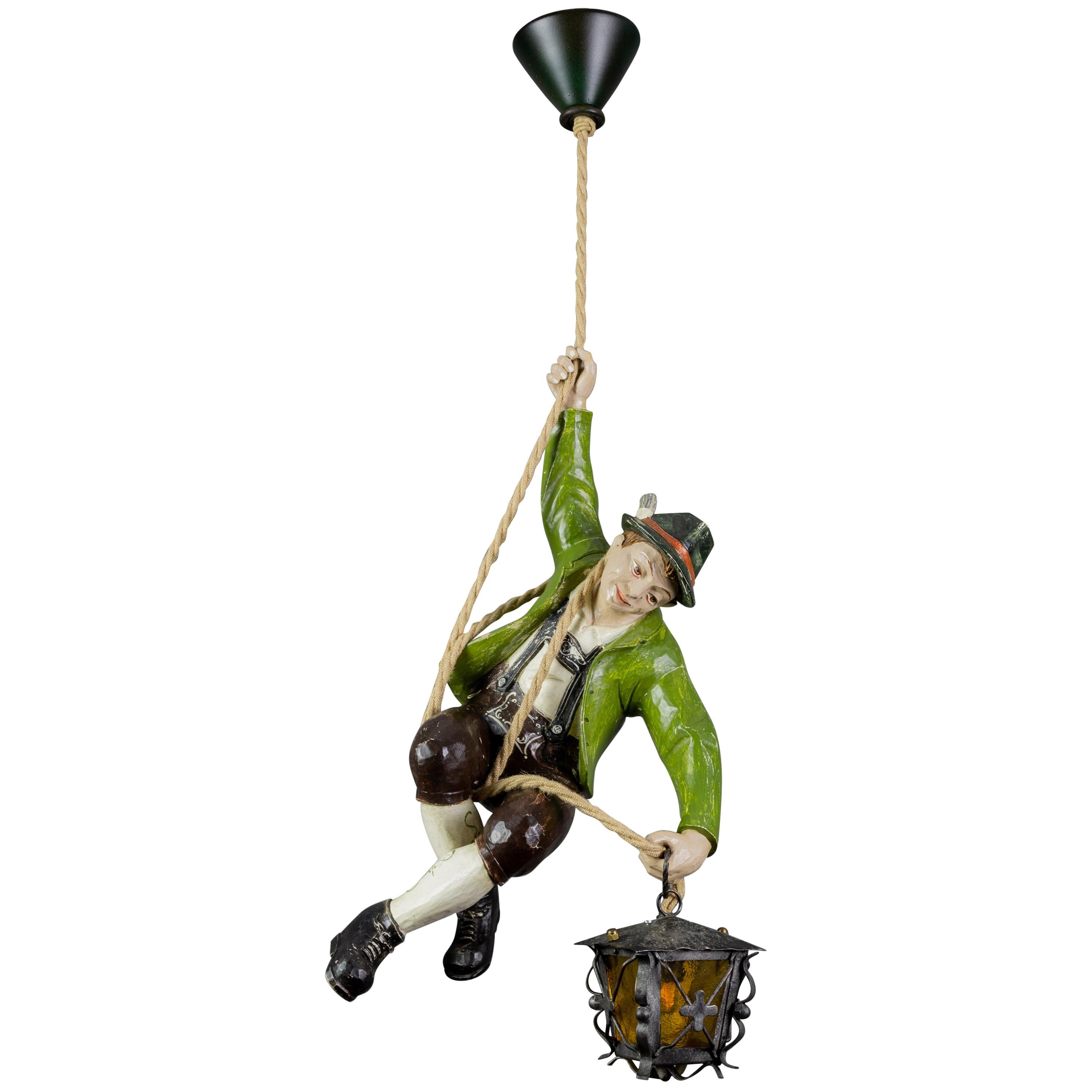 Lampe suspendue allemande avec figure de grimpeur de montagne en bois sculpté et lanterne