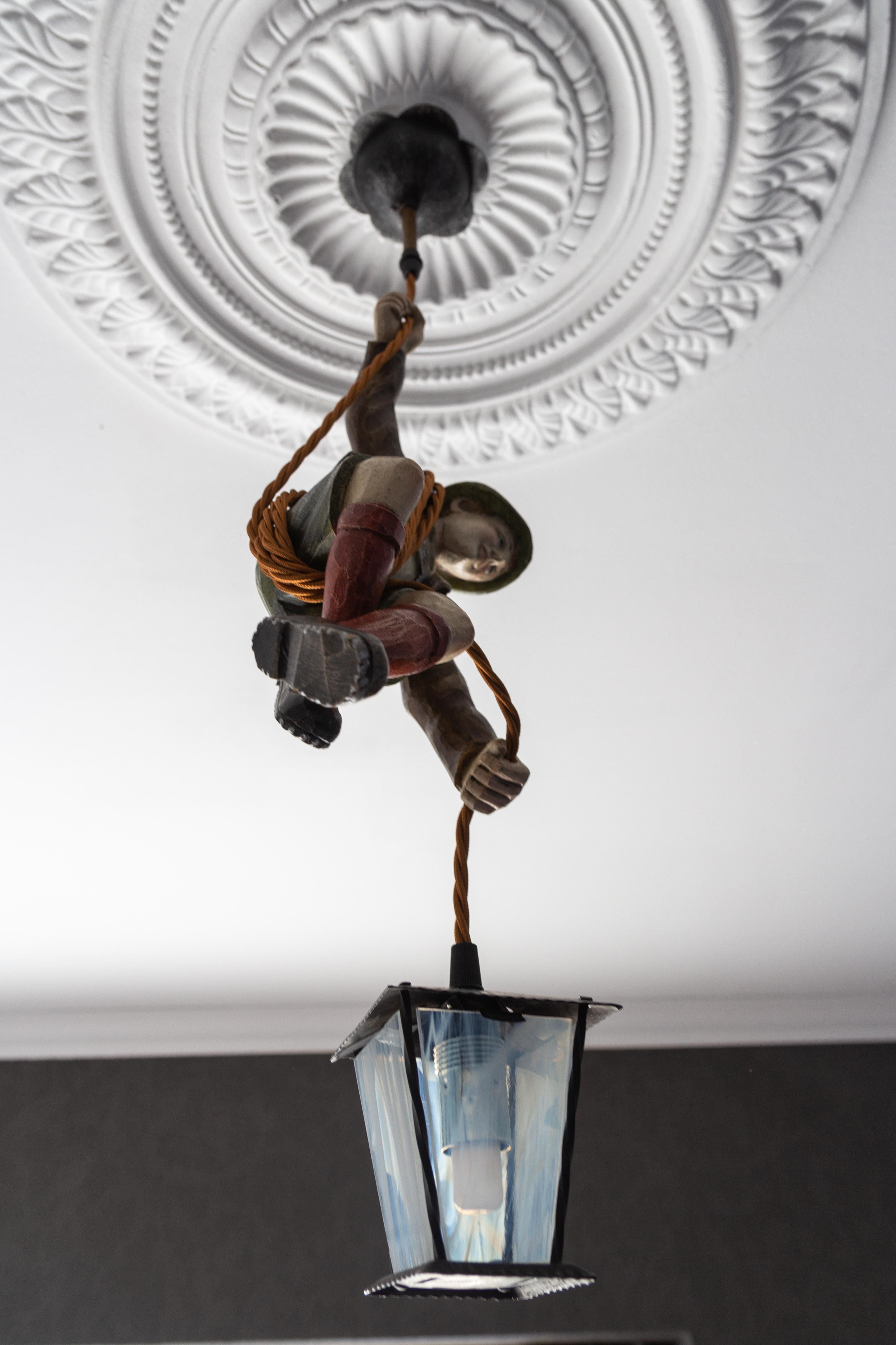 Lampe à suspension allemande avec sculpture de grimpeur de montagne sculptée à la main et lanterne en vente 7