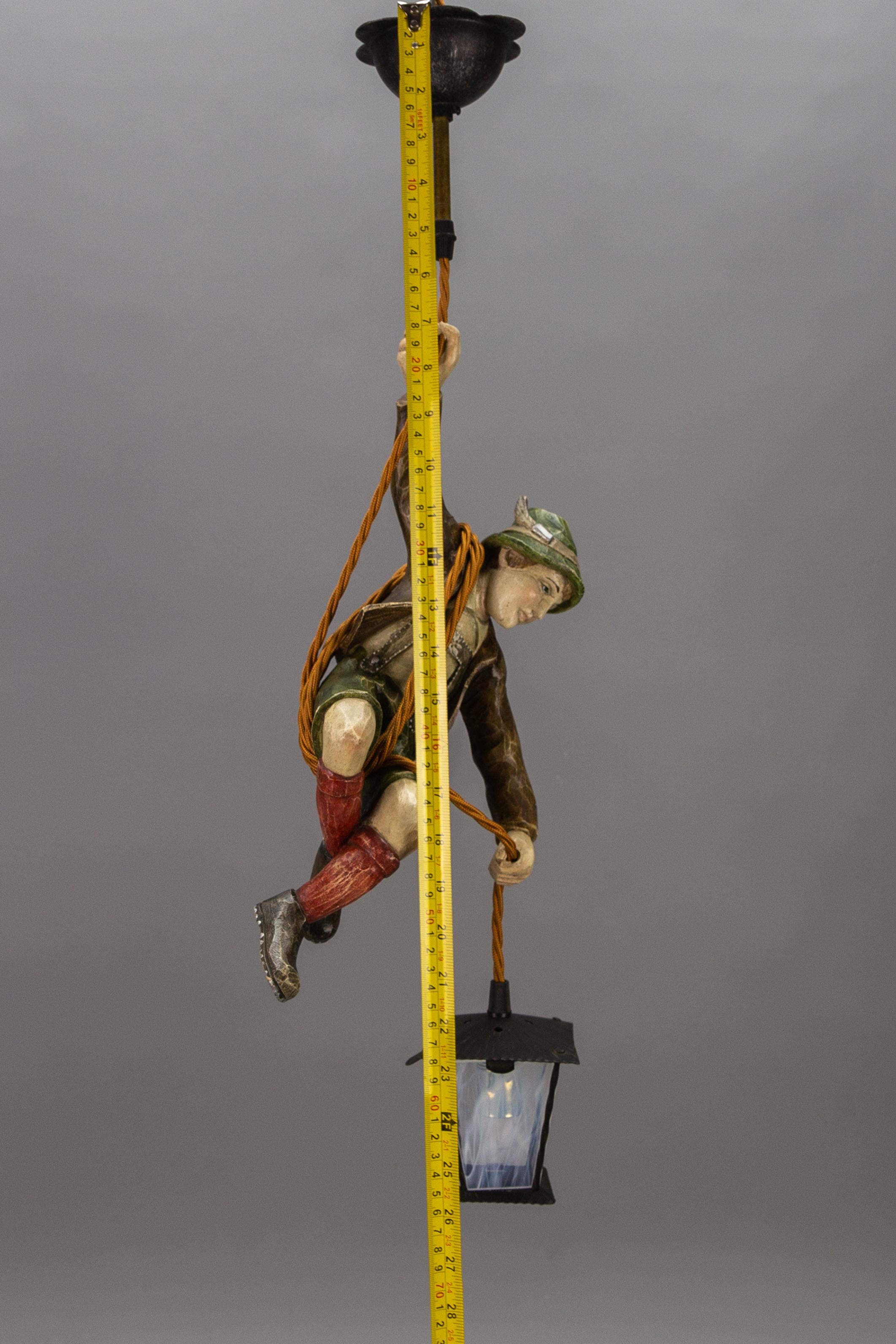 Lampe à suspension allemande avec sculpture de grimpeur de montagne sculptée à la main et lanterne en vente 8