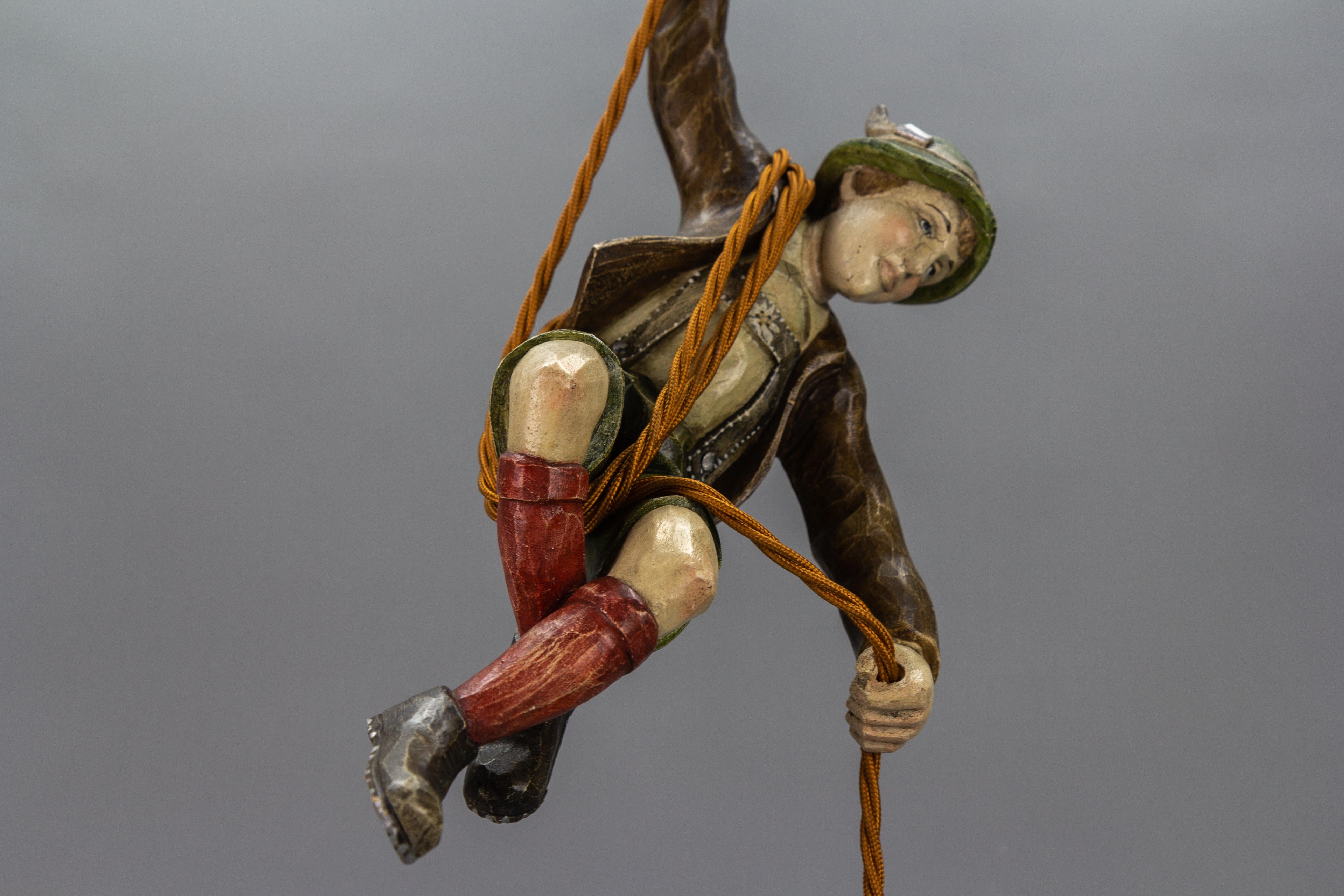 Sculpté à la main Lampe à suspension allemande avec sculpture de grimpeur de montagne sculptée à la main et lanterne en vente