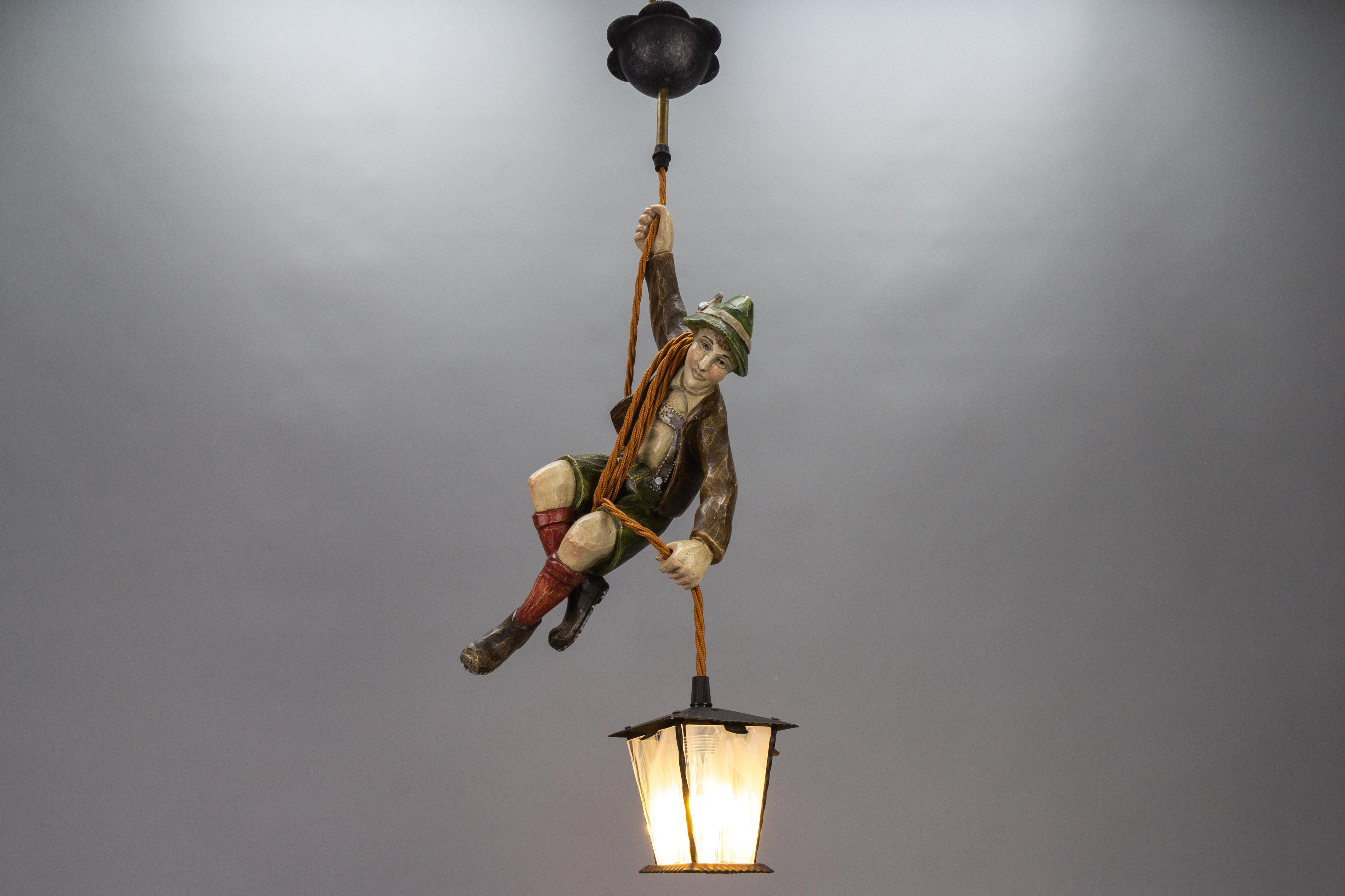 Milieu du XXe siècle Lampe à suspension allemande avec sculpture de grimpeur de montagne sculptée à la main et lanterne en vente