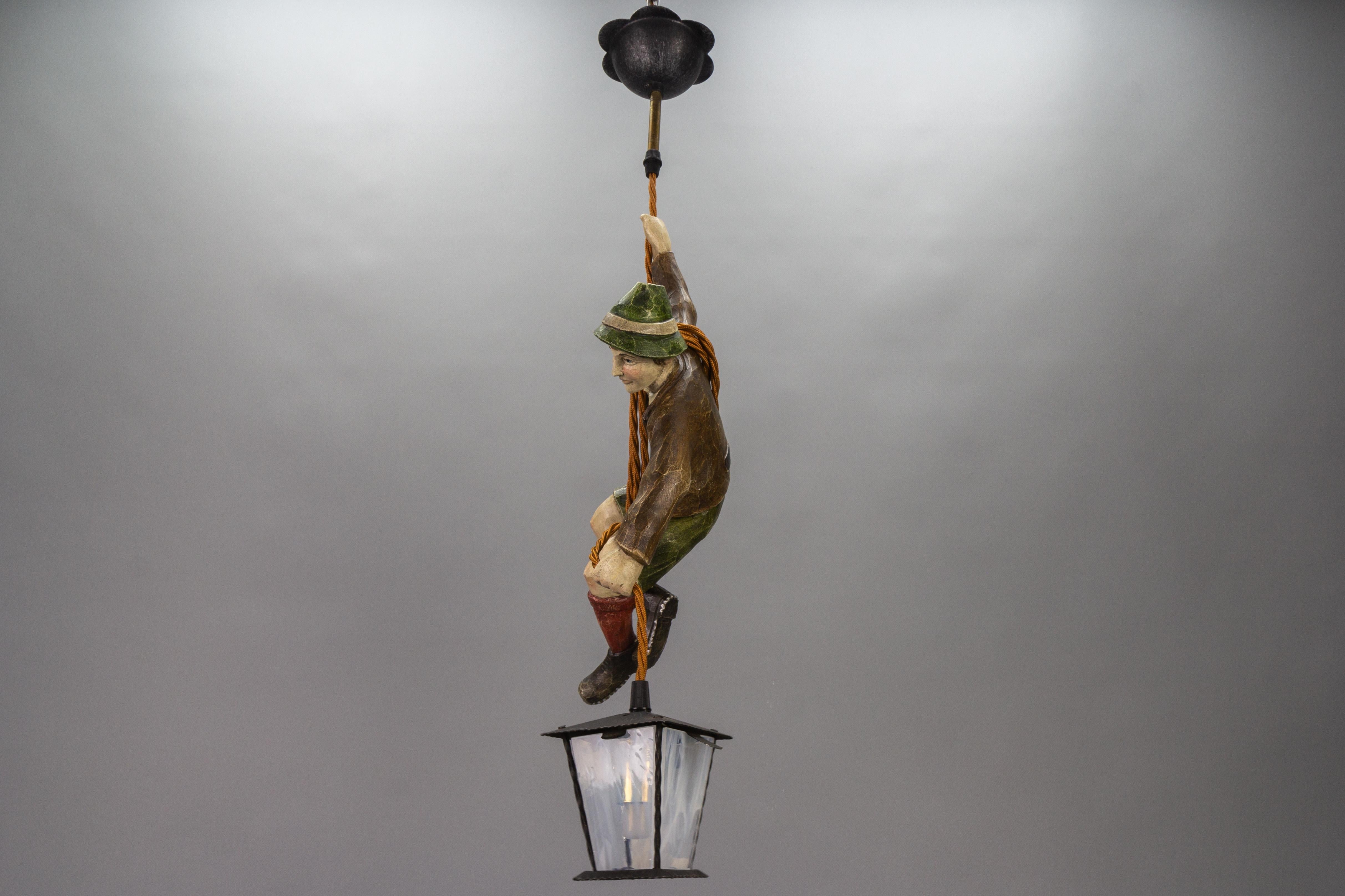 Métal Lampe à suspension allemande avec sculpture de grimpeur de montagne sculptée à la main et lanterne en vente
