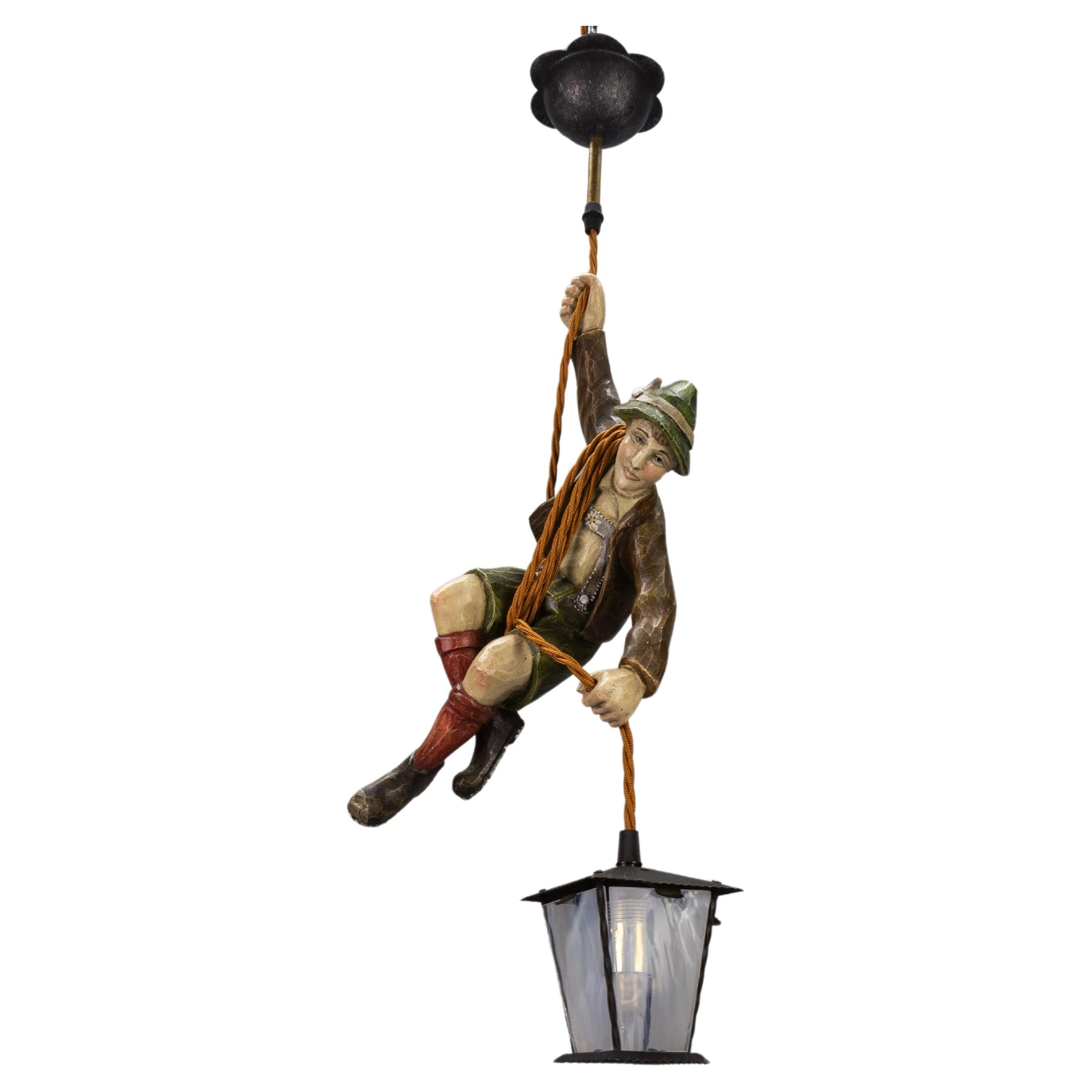 Lampe à suspension allemande avec sculpture de grimpeur de montagne sculptée à la main et lanterne