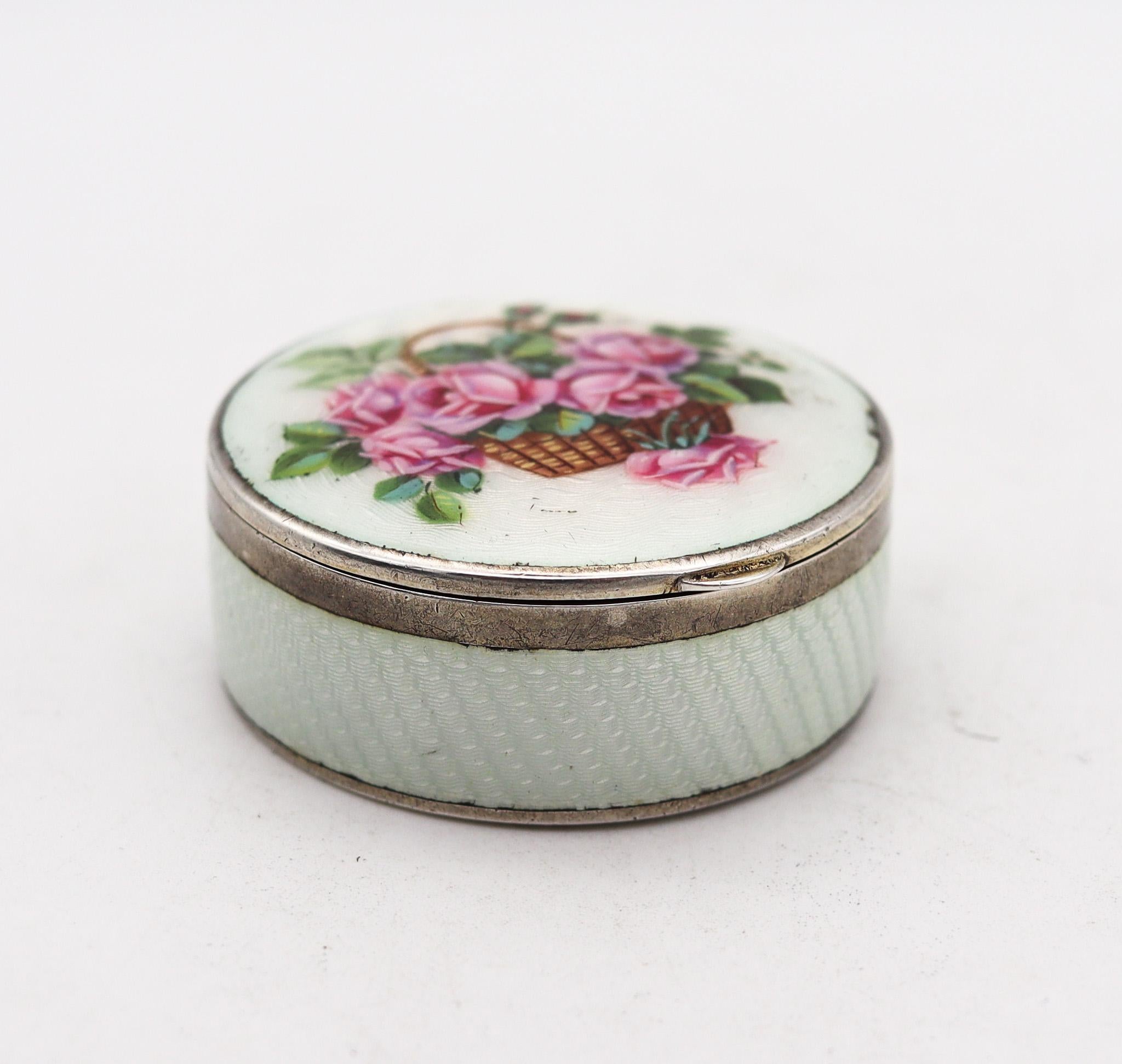 Boîte ronde émaillée guillochée avec des fleurs

Magnifique boîte ronde émaillée, créée à Pforzheim en Allemagne, au cours de la période de l'art nouveau dans les années 1910. Cette magnifique boîte a été soigneusement fabriquée avec des détails