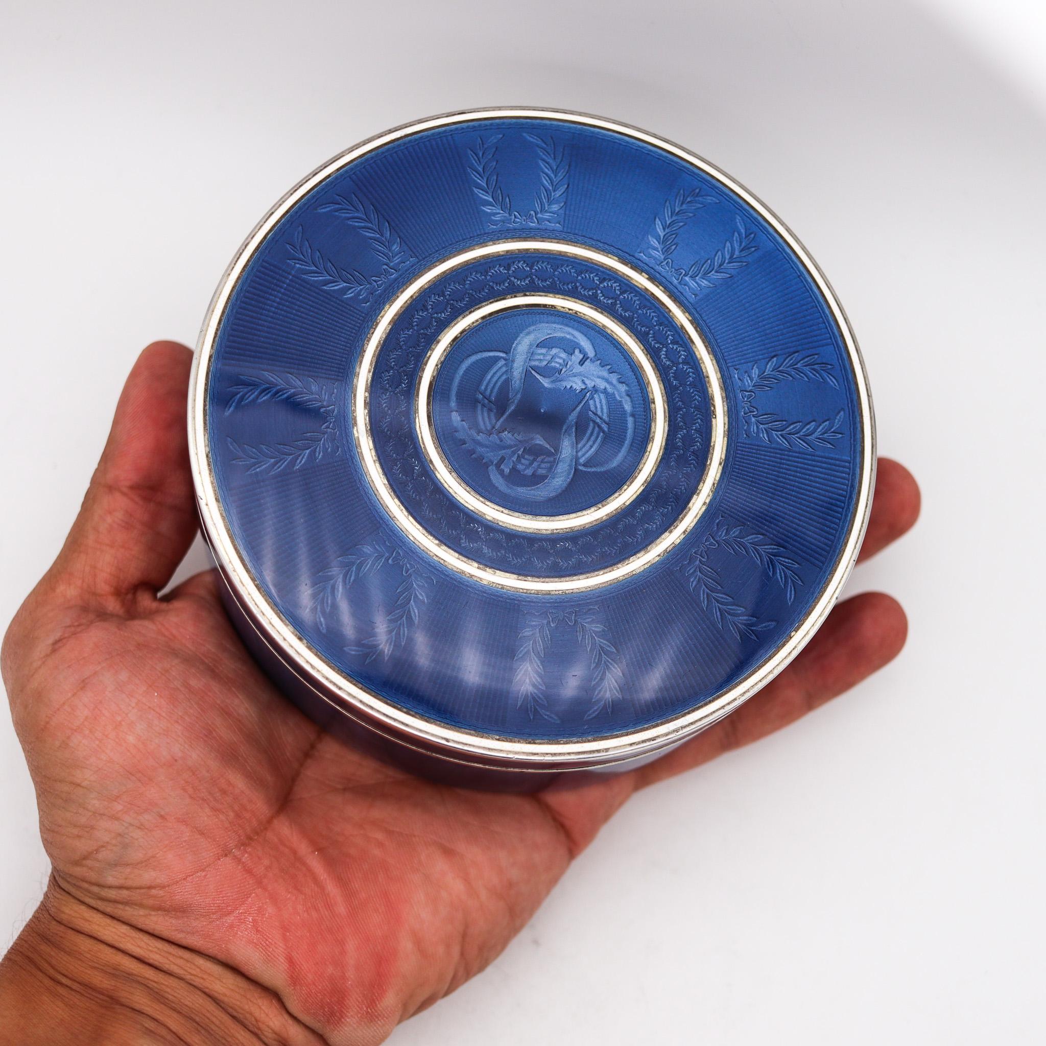 Boîte ronde en émail bleu guilloché de Pforzheim 1910 Edwardienne en argent 935 Excellent état - En vente à Miami, FL