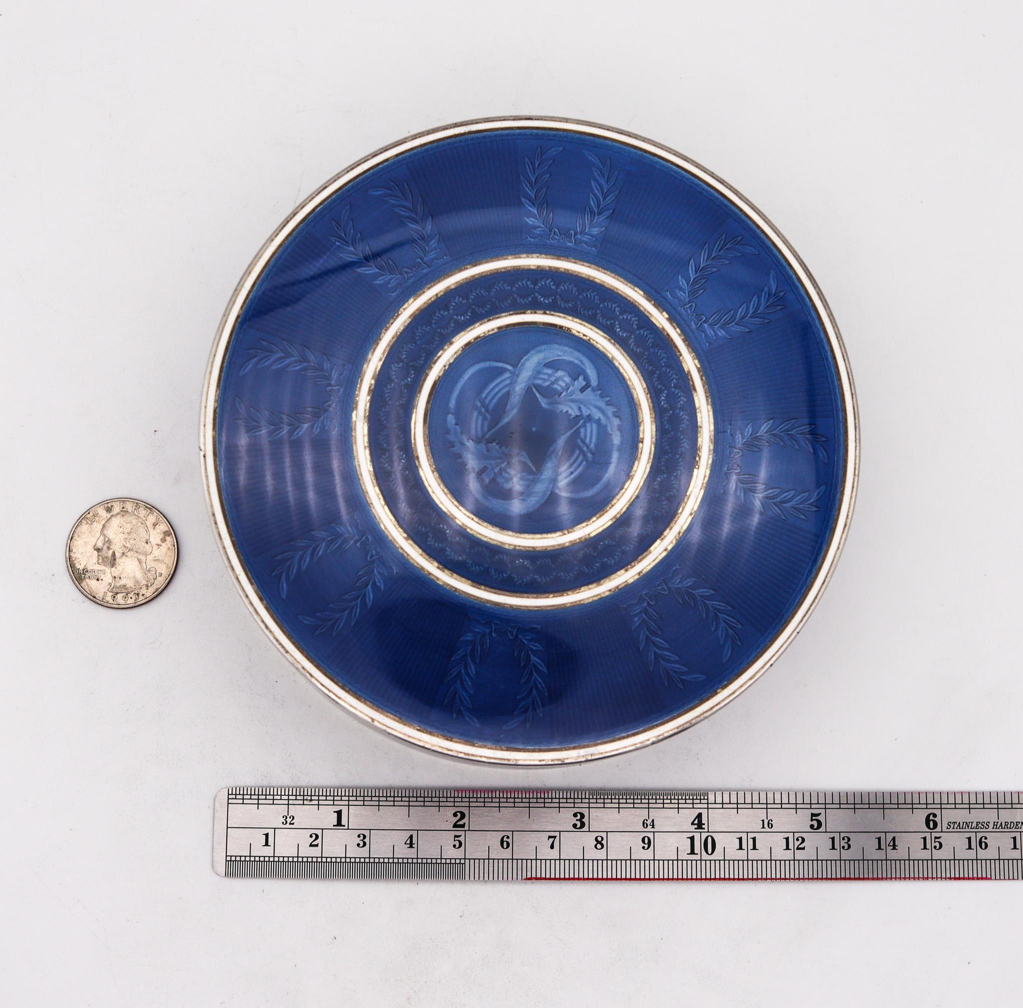 Boîte ronde en émail bleu guilloché de Pforzheim 1910 Edwardienne en argent 935 Unisexe en vente