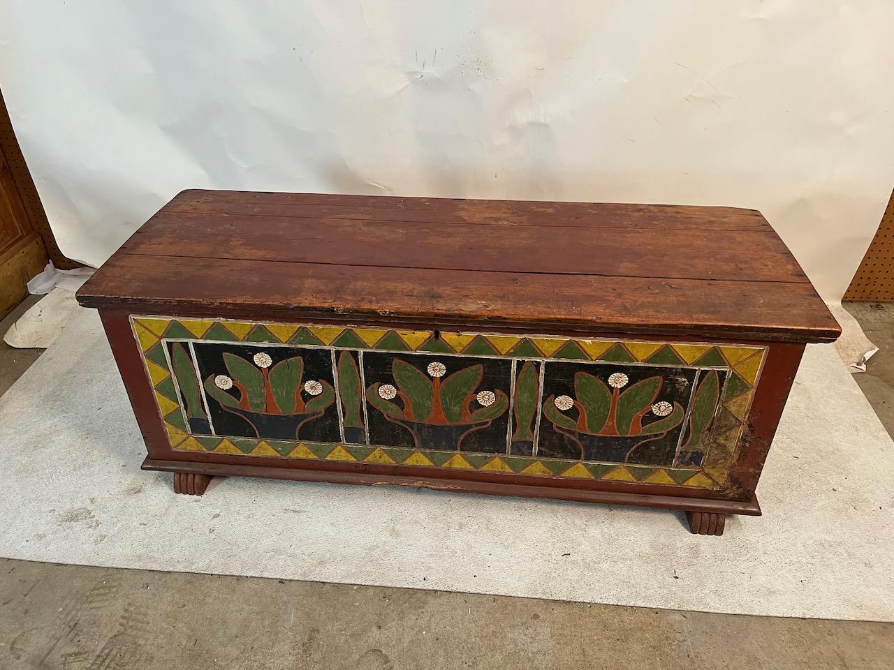 Antica cassapanca per coperte e carrozze in pino tedesco dipinto.  Meravigliosi fiori d'arte popolare e disegni geometrici sul fronte. I colori sono ancora vivaci dopo 200 anni.
Due maniglie per facilitare il trasporto.
