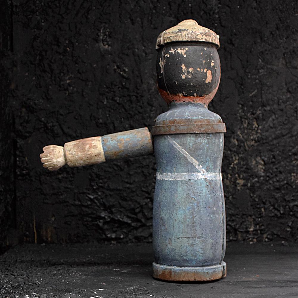 Figure de policier allemand sculptée à la main - Figure de terrain de foire d'art populaire du milieu du siècle dernier État moyen - En vente à London, GB
