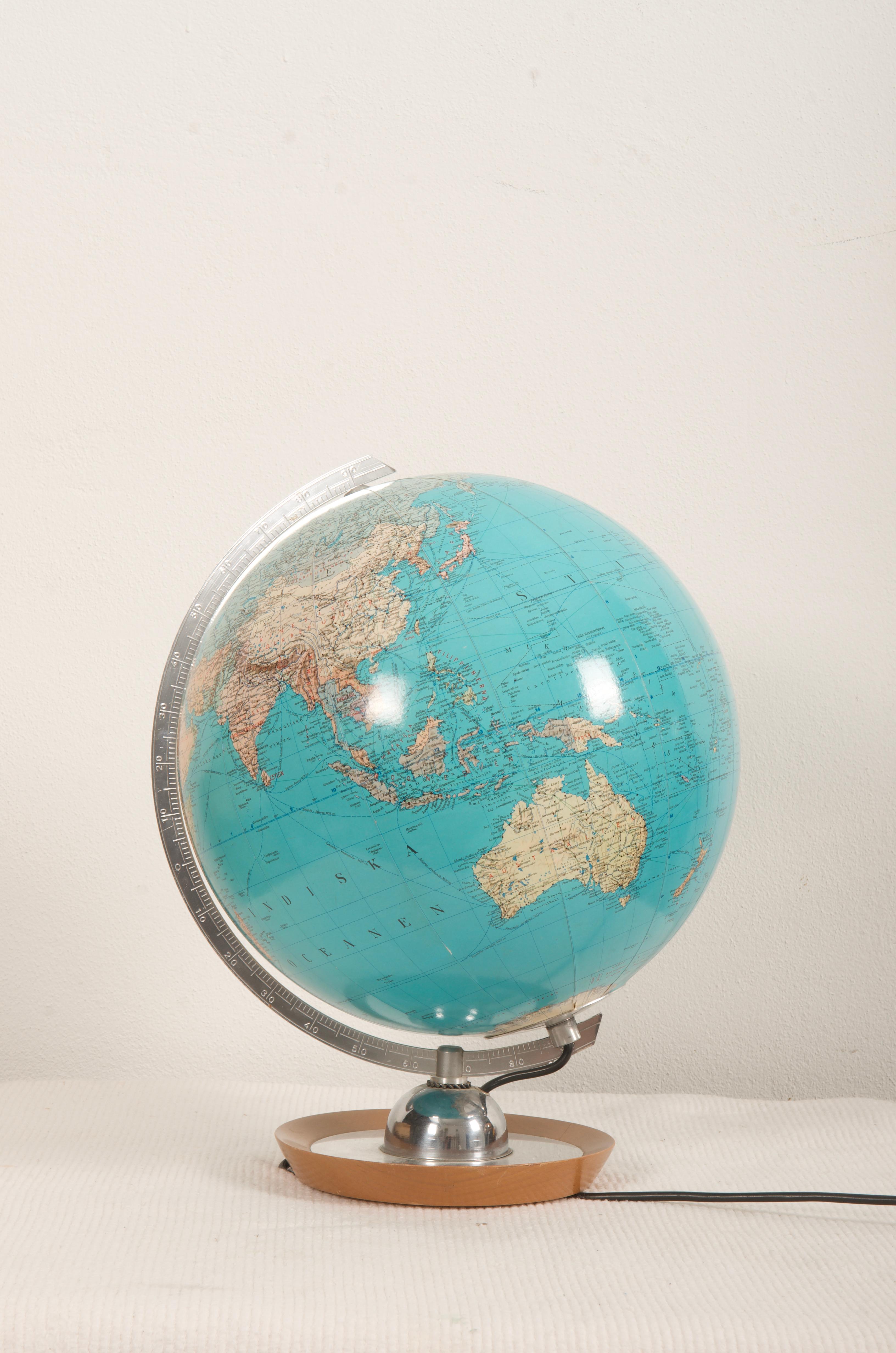 Globe allemand vers 1960 imprimé par JRO Globus Munchen, style Bauhaus
Equipé d'une douille E27 des années 1960.
  
